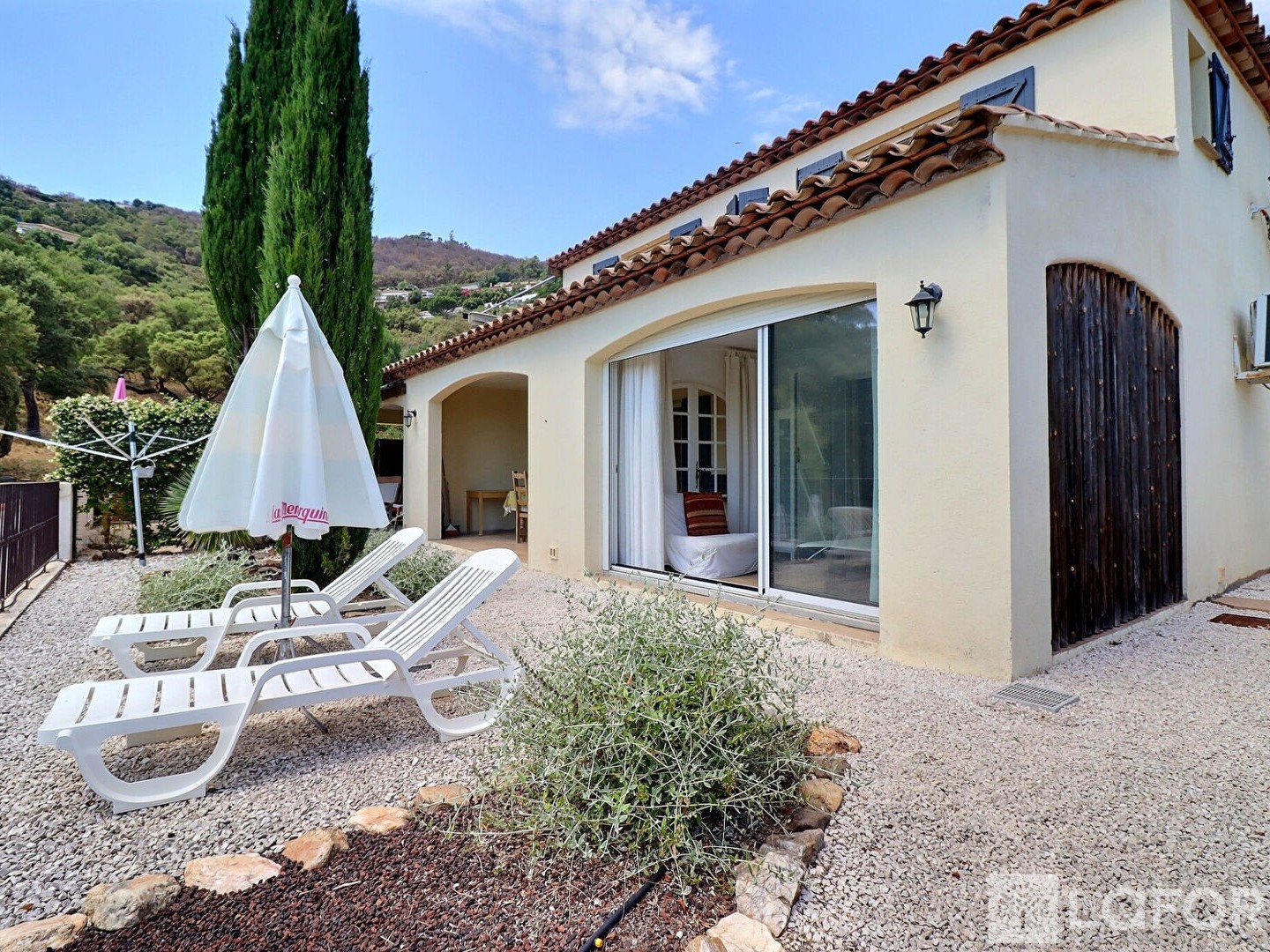 Maison à vendre - 11 pièces - 194m2 - La Londe-Les-Maures (83250)