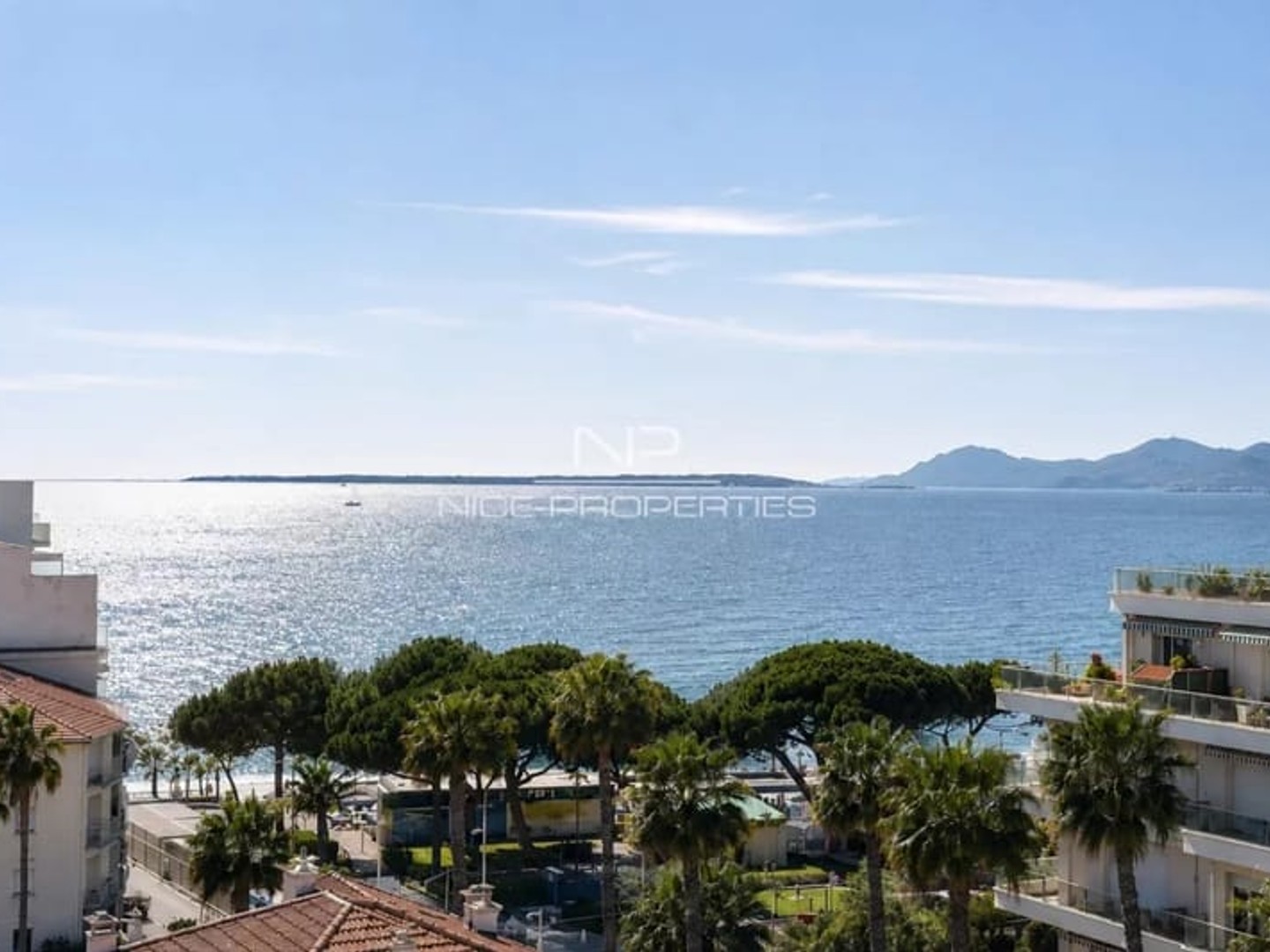 JUAN-LES-PINS Superbe penthouse - 350m2 terrasse vue mer
