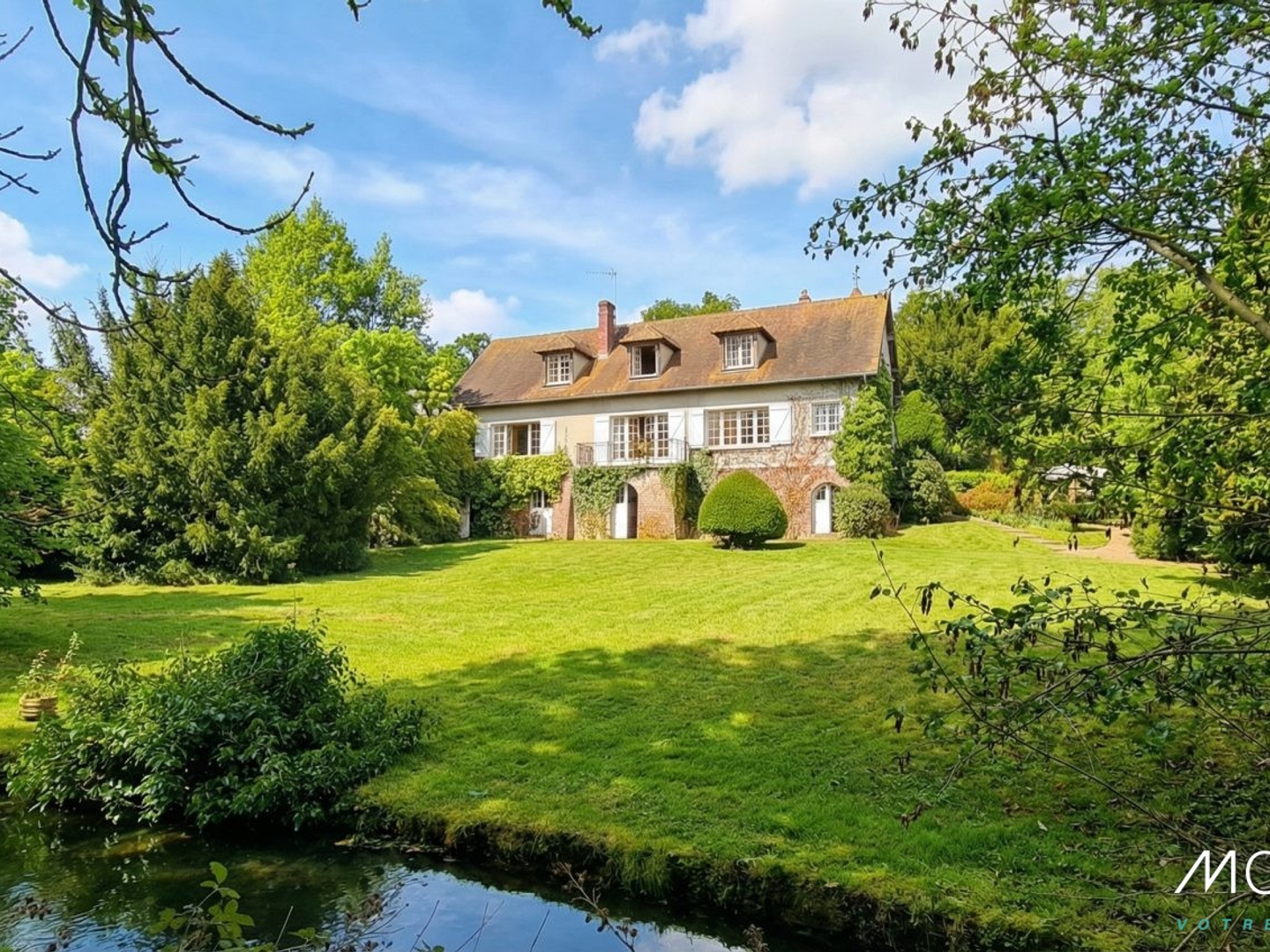 Demeure de charme au coeur de Nogent-le-Roi  Parc clos, dépe