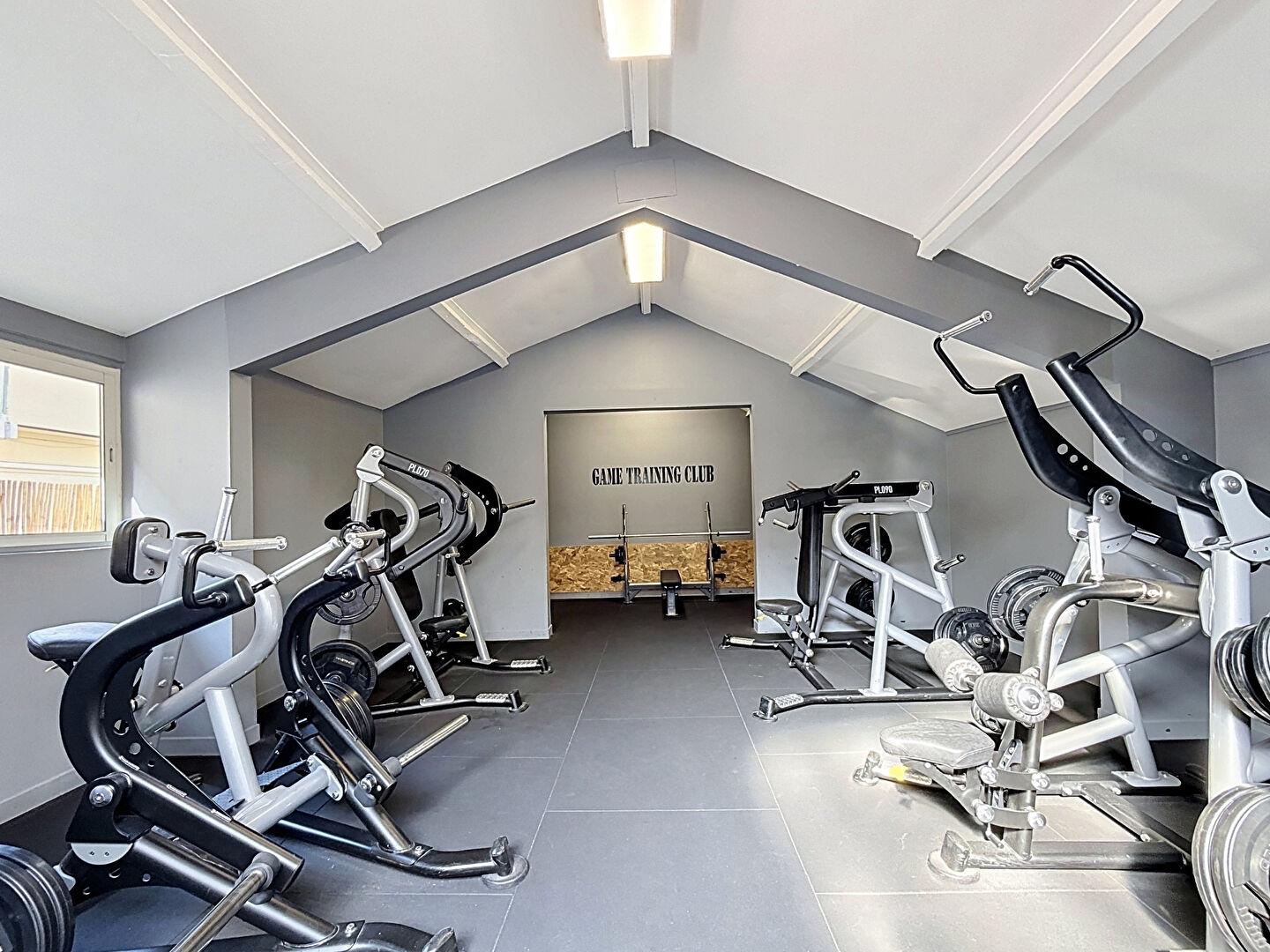 Locaux à vendre - 5 pièces - 477m2 - Saint-Maur-Des-Fo... (94100)