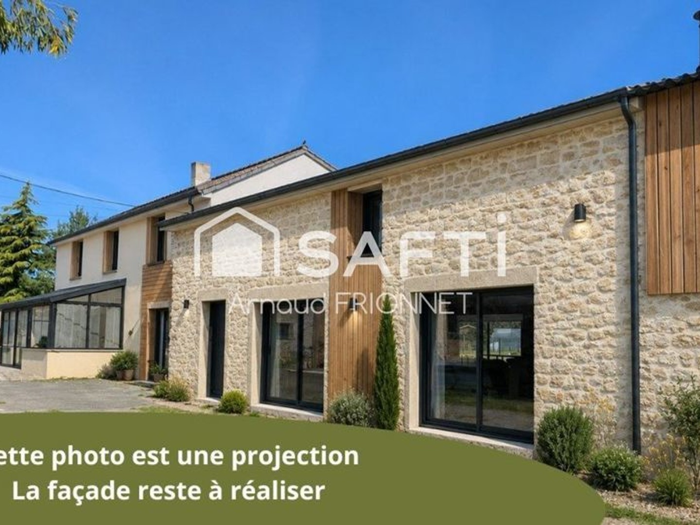 Trés grande maison avec énormes dépendances.