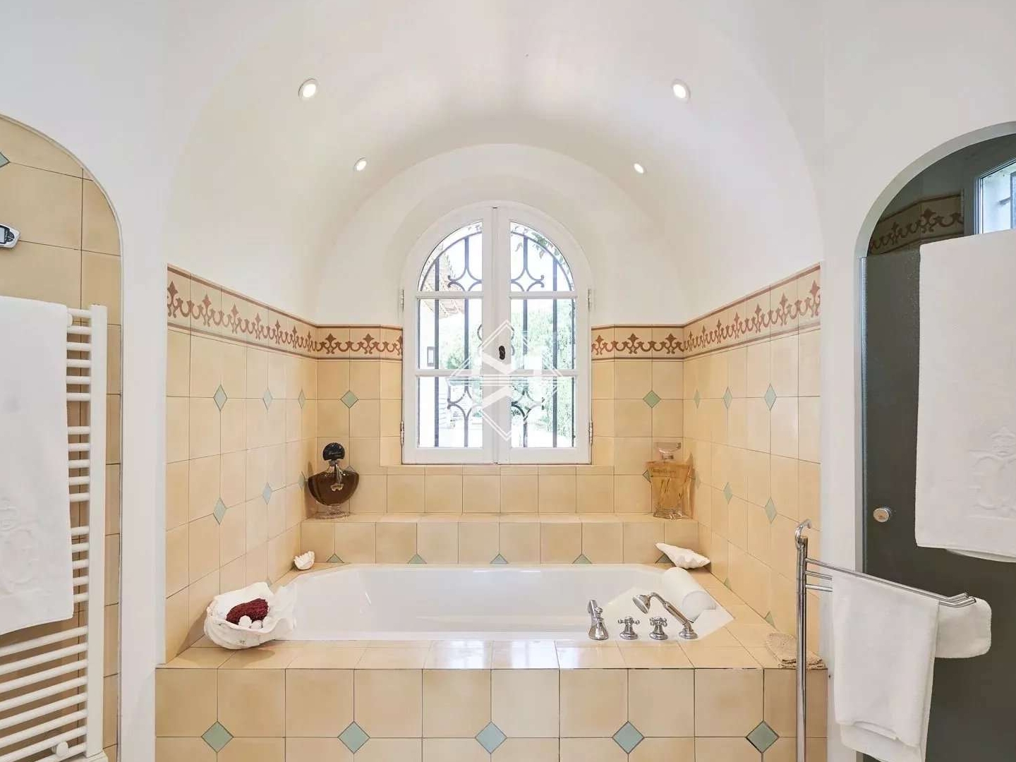 Maison 8 pièces 900 m²