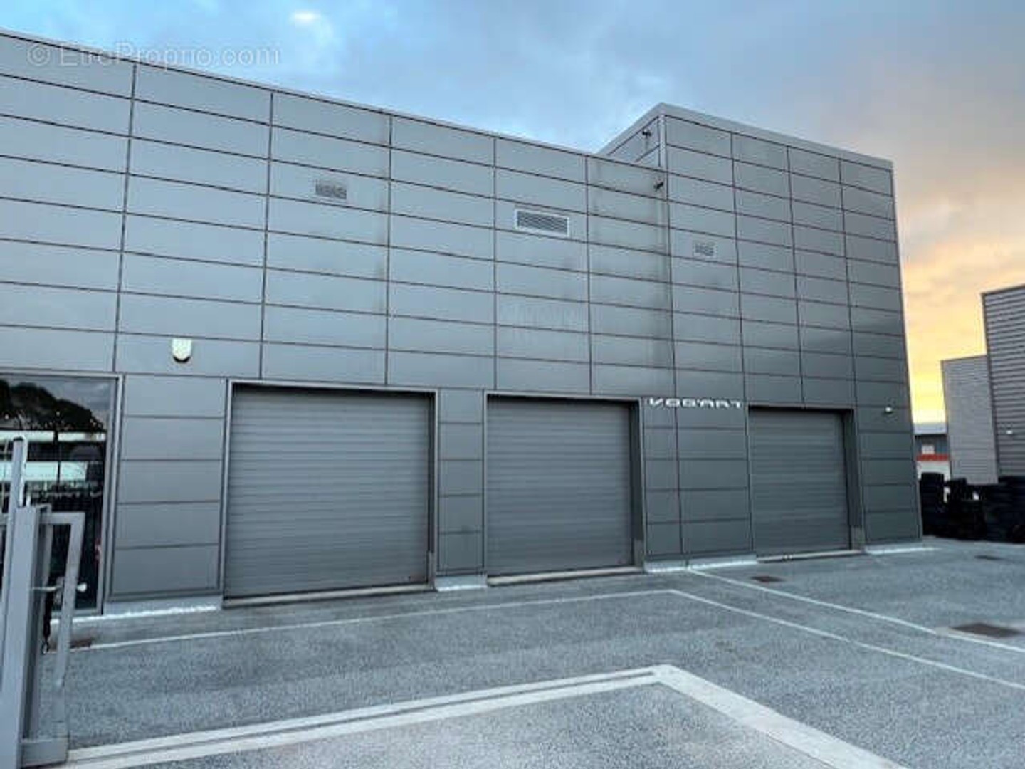 Magasin à vendre - 707m2 - Fréjus (83600)