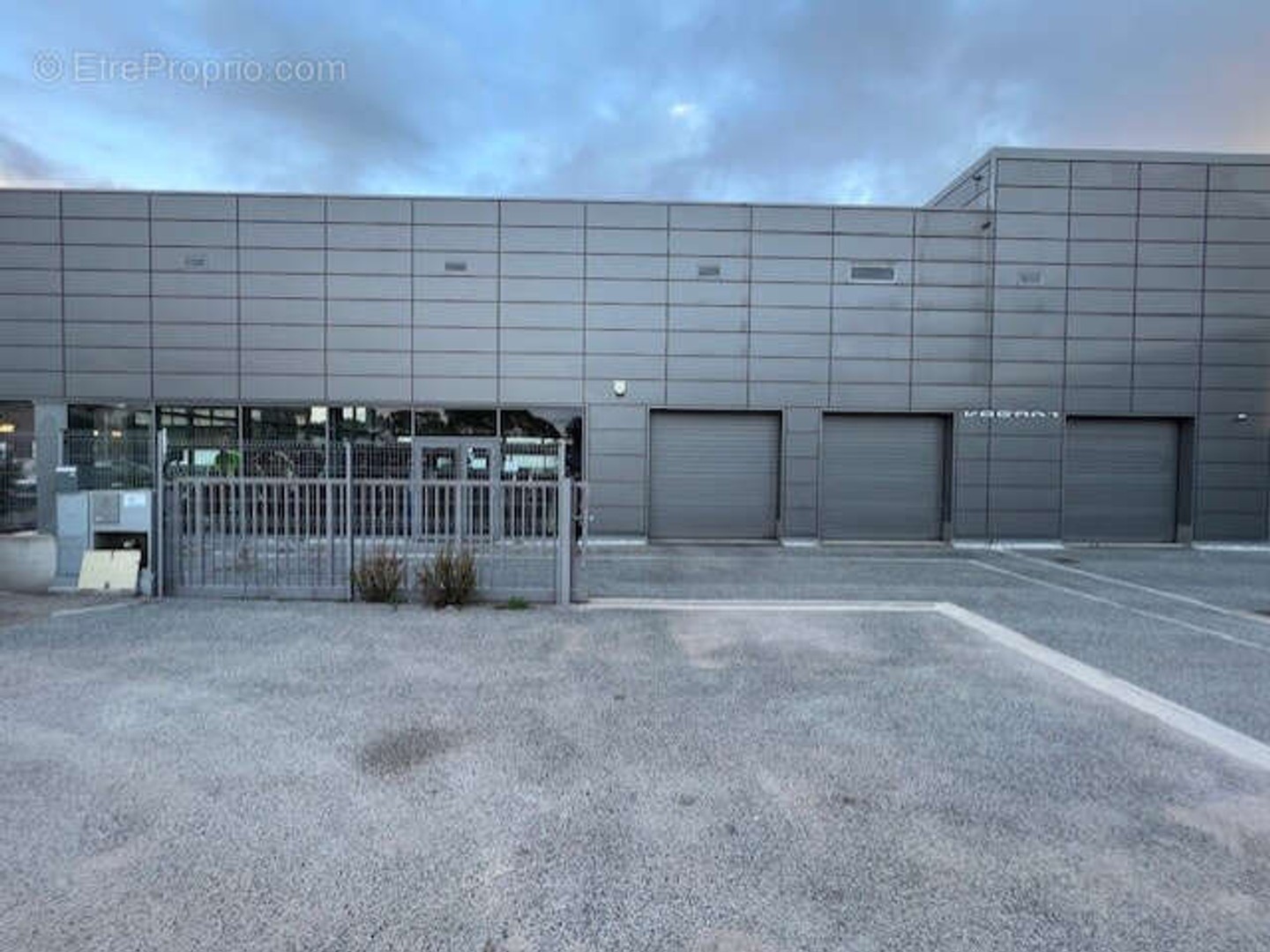 Magasin à vendre - 707m2 - Fréjus (83600)