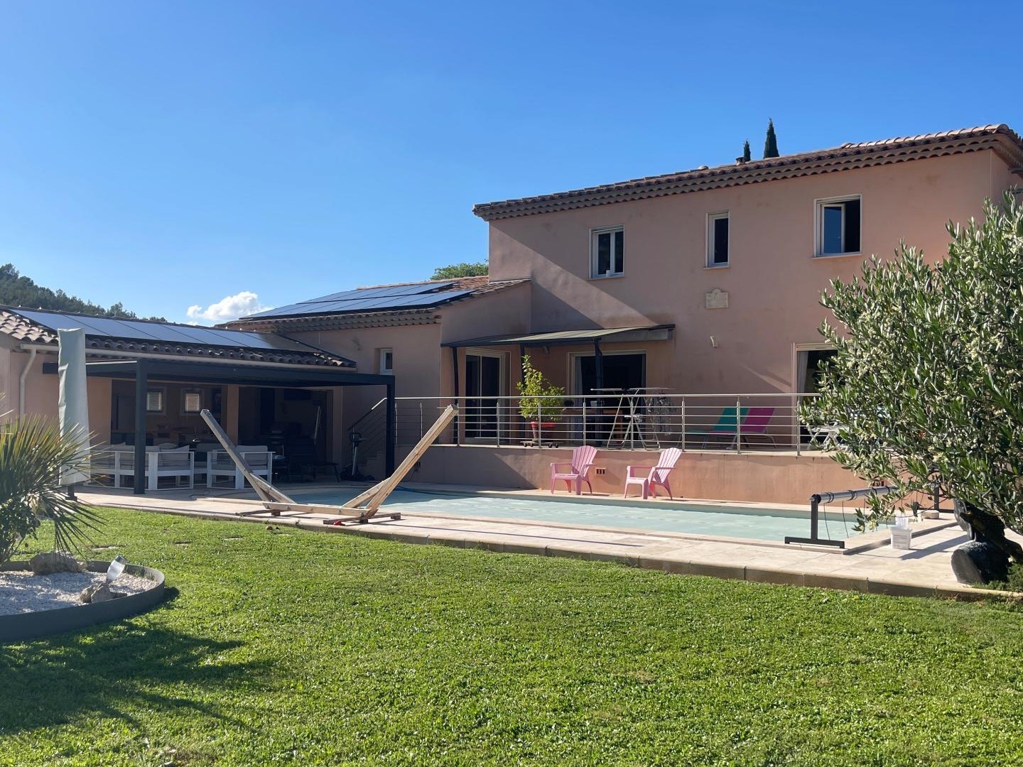 Superbe villa contemporaine avec 2 gîtes et piscines