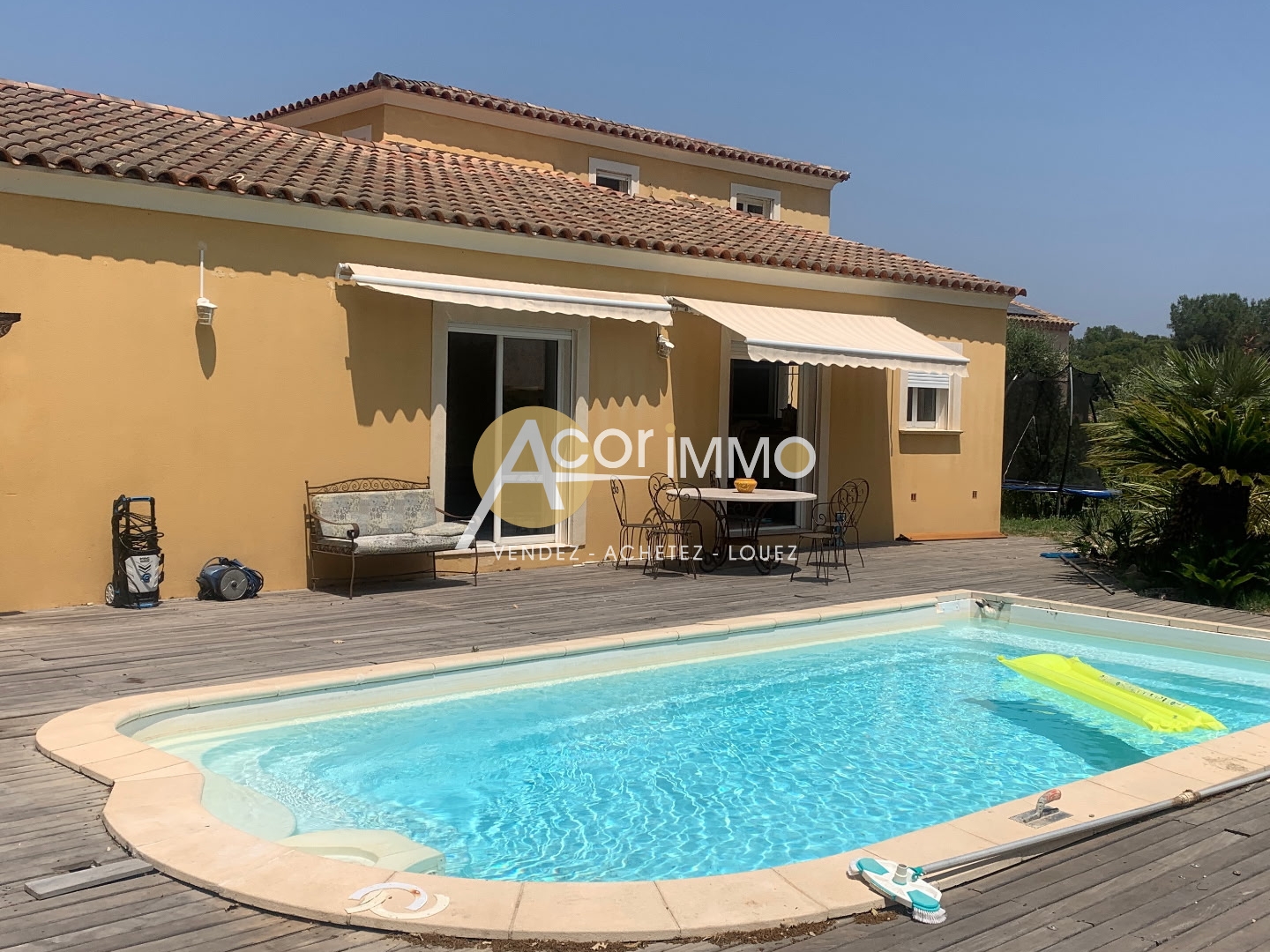 JANAS, très jolie propriété sur un terrain de 1100m2 villa+ dépendance de type 2+ piscine