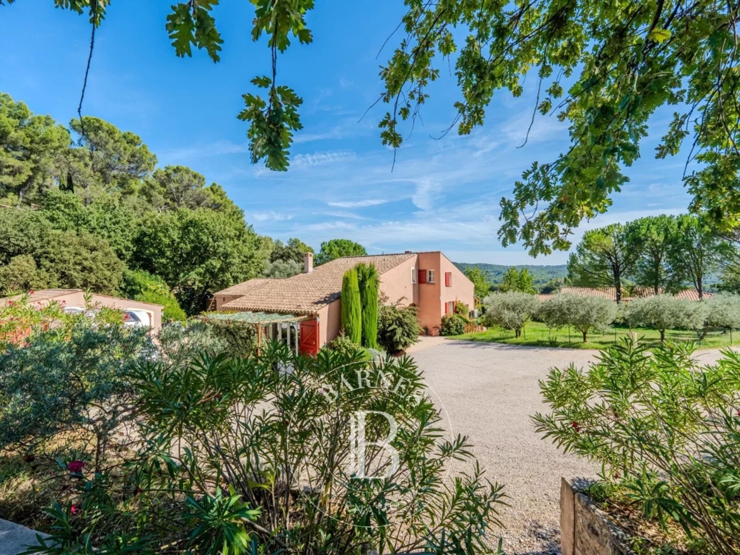 LUBERON SUD - VILLA 300 M2 - 5 CHAMBRES - STUDIO - PISCINE- ANNEXE- TERRAIN 3000M2