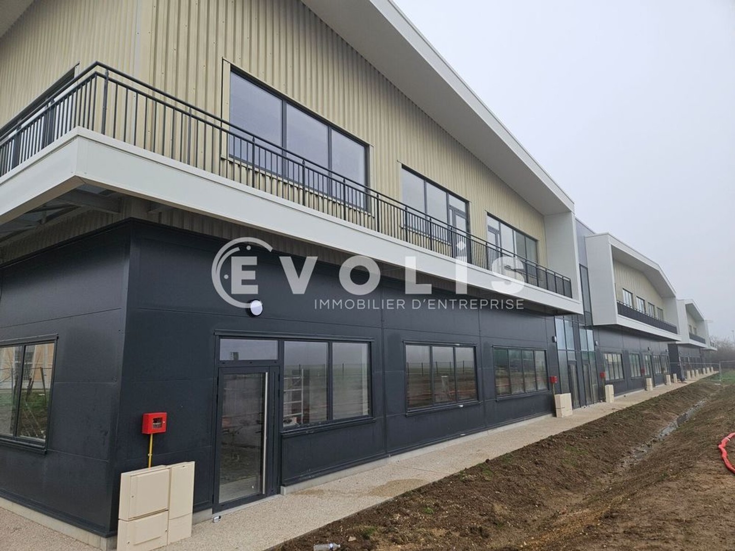 Locaux d'activité - A VENDRE - 1 973 m² divisibles à partir de 493 m²