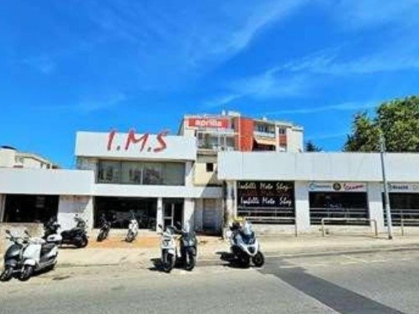EN EXCLUSIVITÉ - À Vendre Local commercial 433 m²