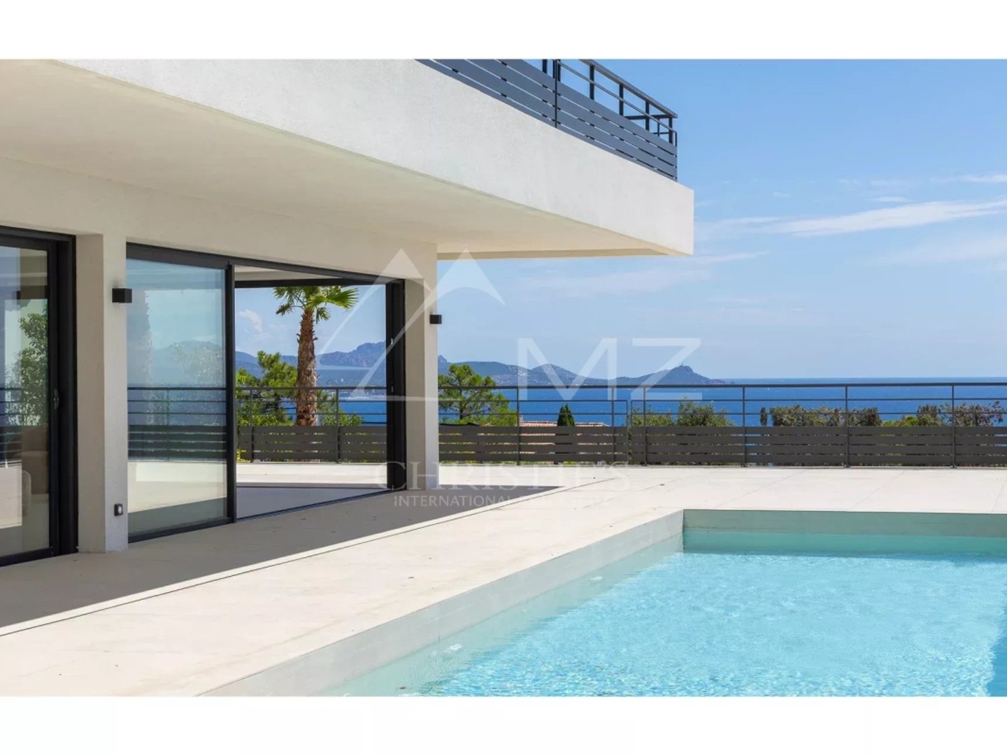 Villa contemporaine d'exception avec vue panoramique sur la mer et le Massif de l'Estérel Un bien rare où l'élégance rencontre la nature.
