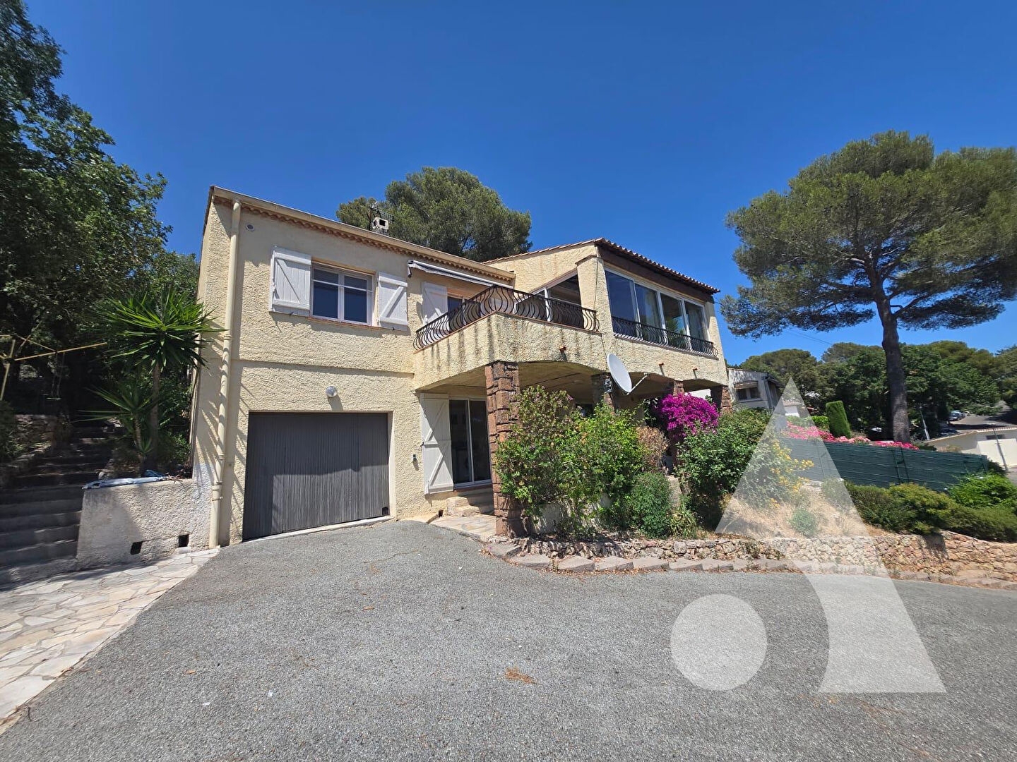 SAINT-RAPHAEL MAISON AVEC STUDIO INDÉPENDANT, VÉRANDA, GARAGE ET VUE DÉGAGÉE