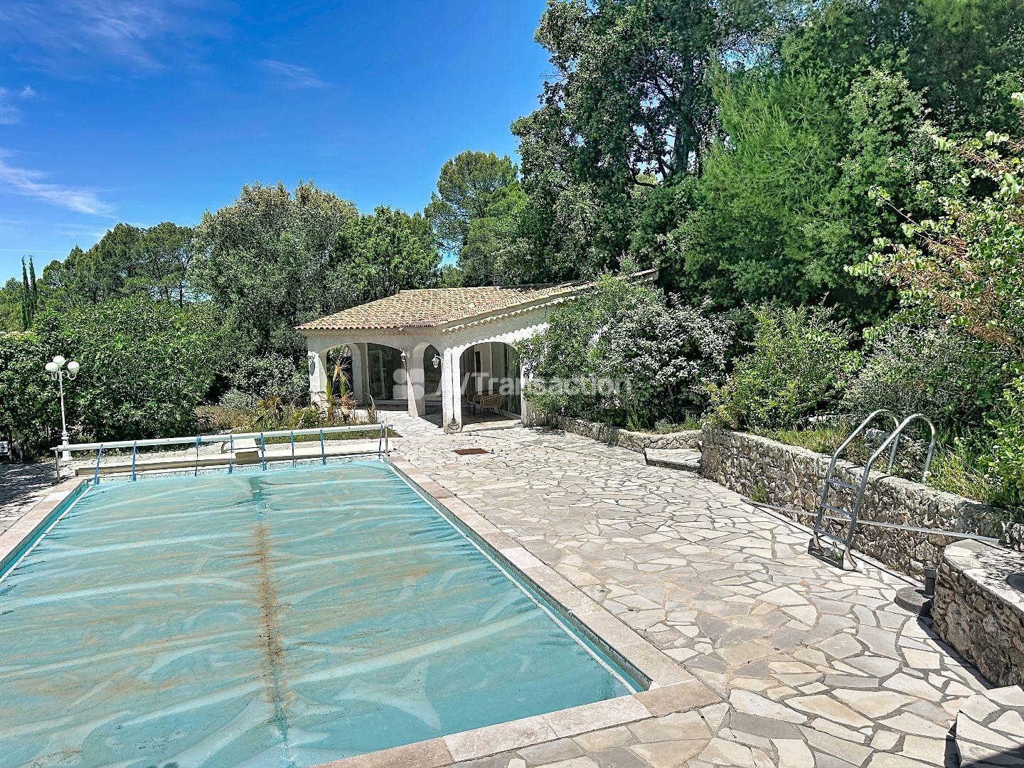 Villa de charme dans un écrin de verdure avec piscine
