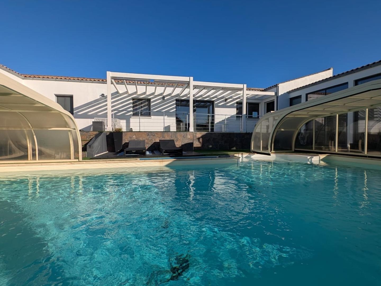 Maison plain pied 194 m2, 5 chambres, piscine, au pied des commerces