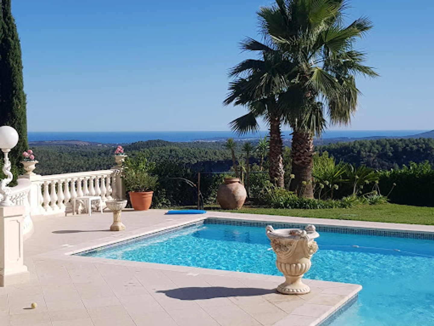 Maison à vendre - 9 pièces - 267m2 - Tourrettes-Sur-Loup (06140)