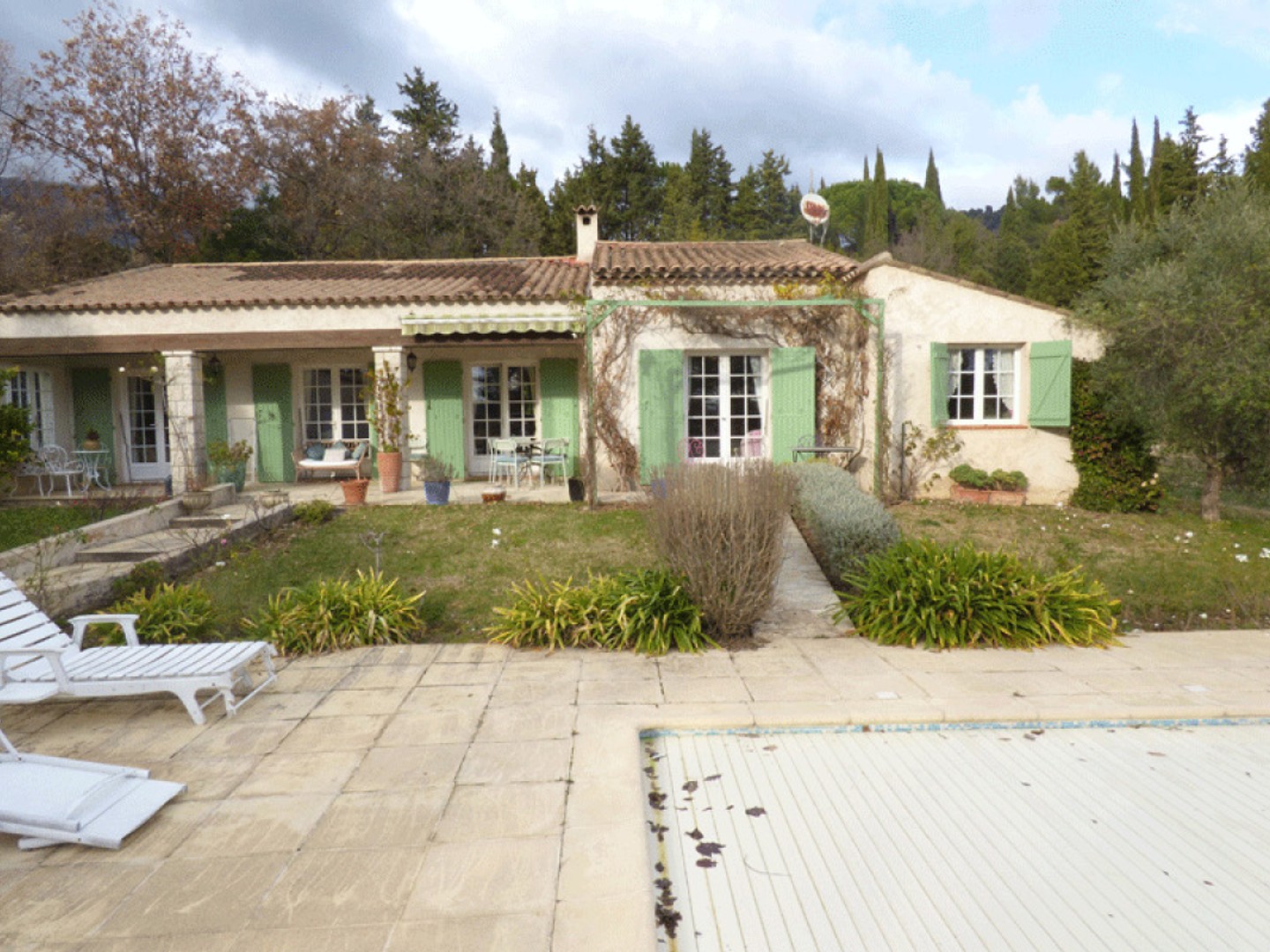 Maison de plain-pied, 4 chambres, piscine, cuisine d'été, beau jardin, garage, atelier, à vendre, à Seillans