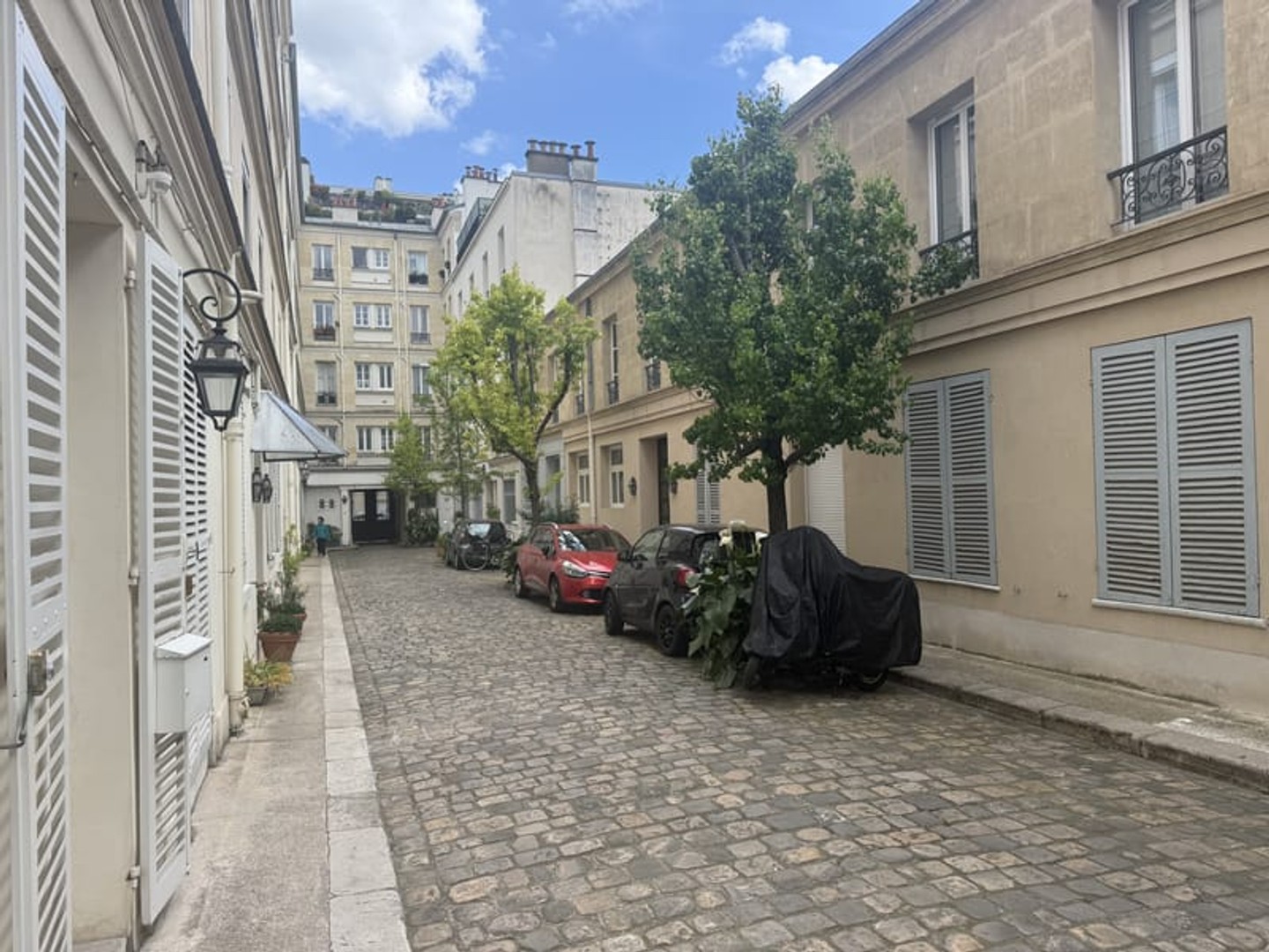 Paris 16è, proche de la place Victor Hugo, superbe local commercial de 270 m2 ( 165m2 au RDC +105 m2 au sous s