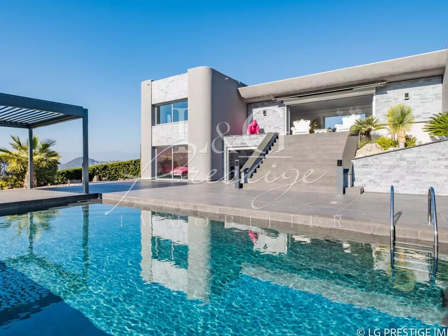 À Vendre Villa Fréjus avec Piscine, 8 Pièces, 350m²