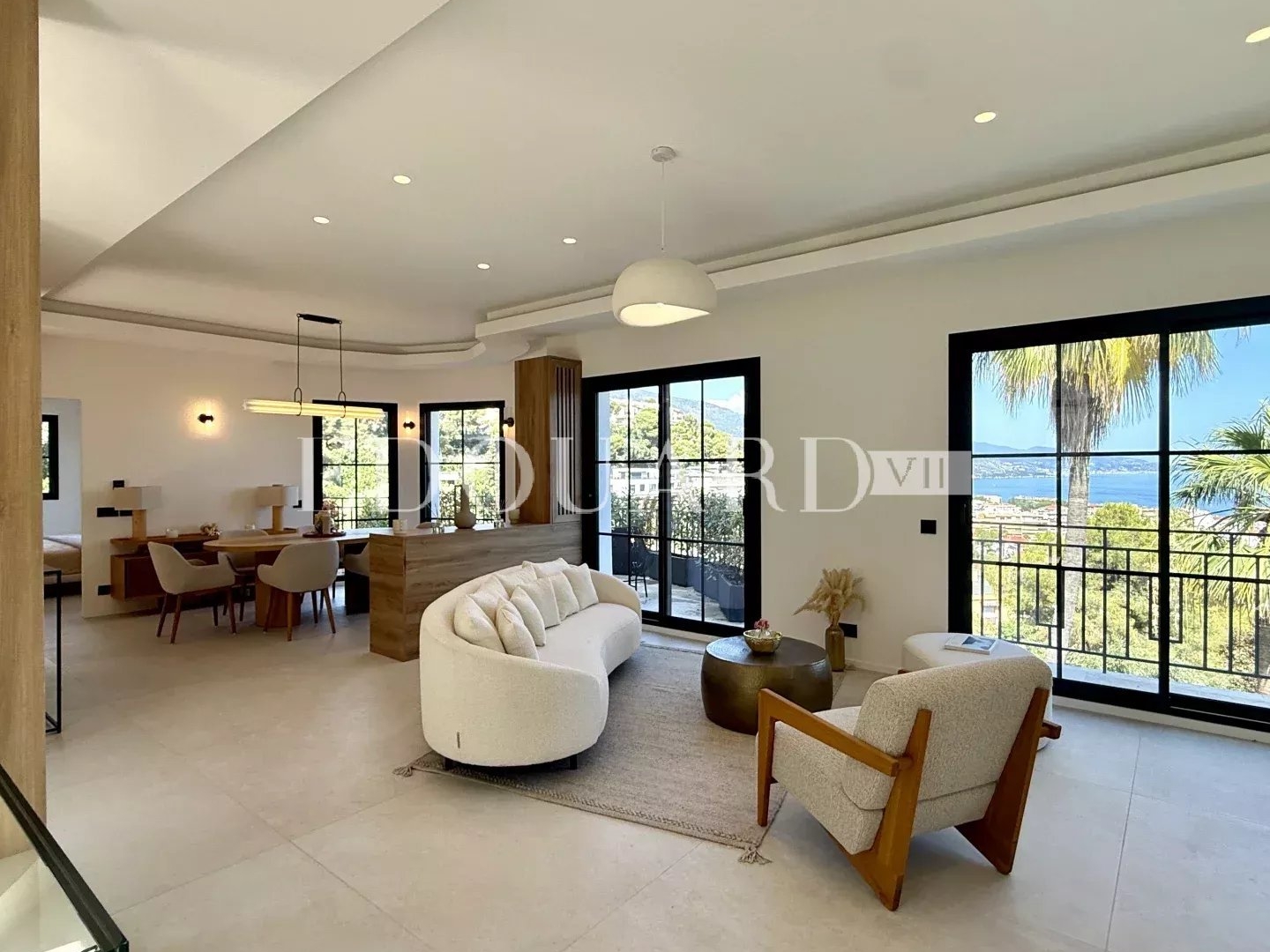 Superbe villa contemporaine avec piscine, une oasis de lumière au coeur de Roquebrune Cap Martin