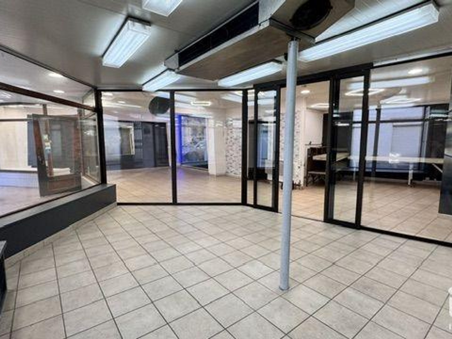 Magasin à vendre - 144m2 - Moirans (38430)