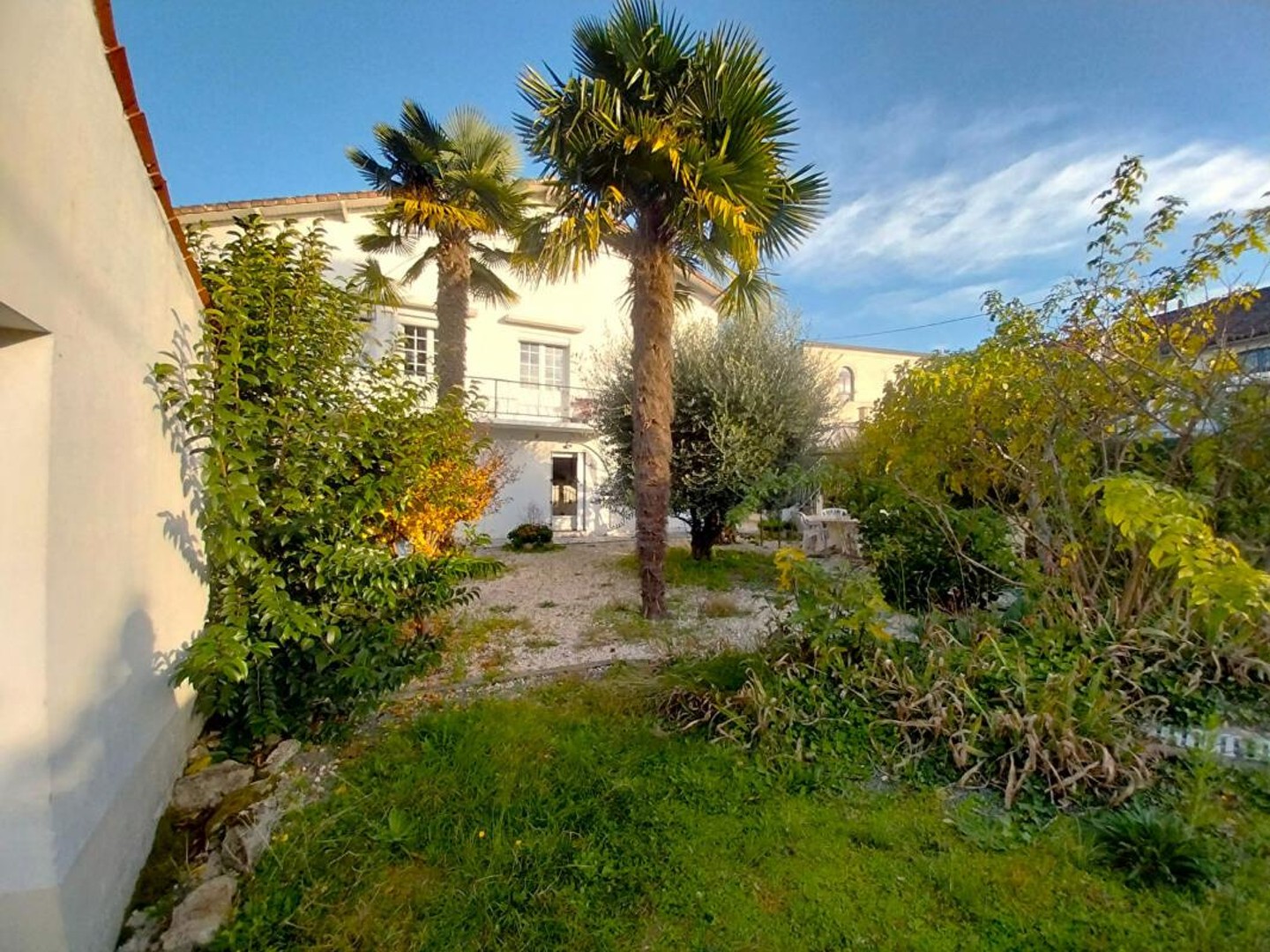 Saintes 17100 RDC d'une Maison 5 pièces 93.5 m2 + véranda , garage et cave 149 000