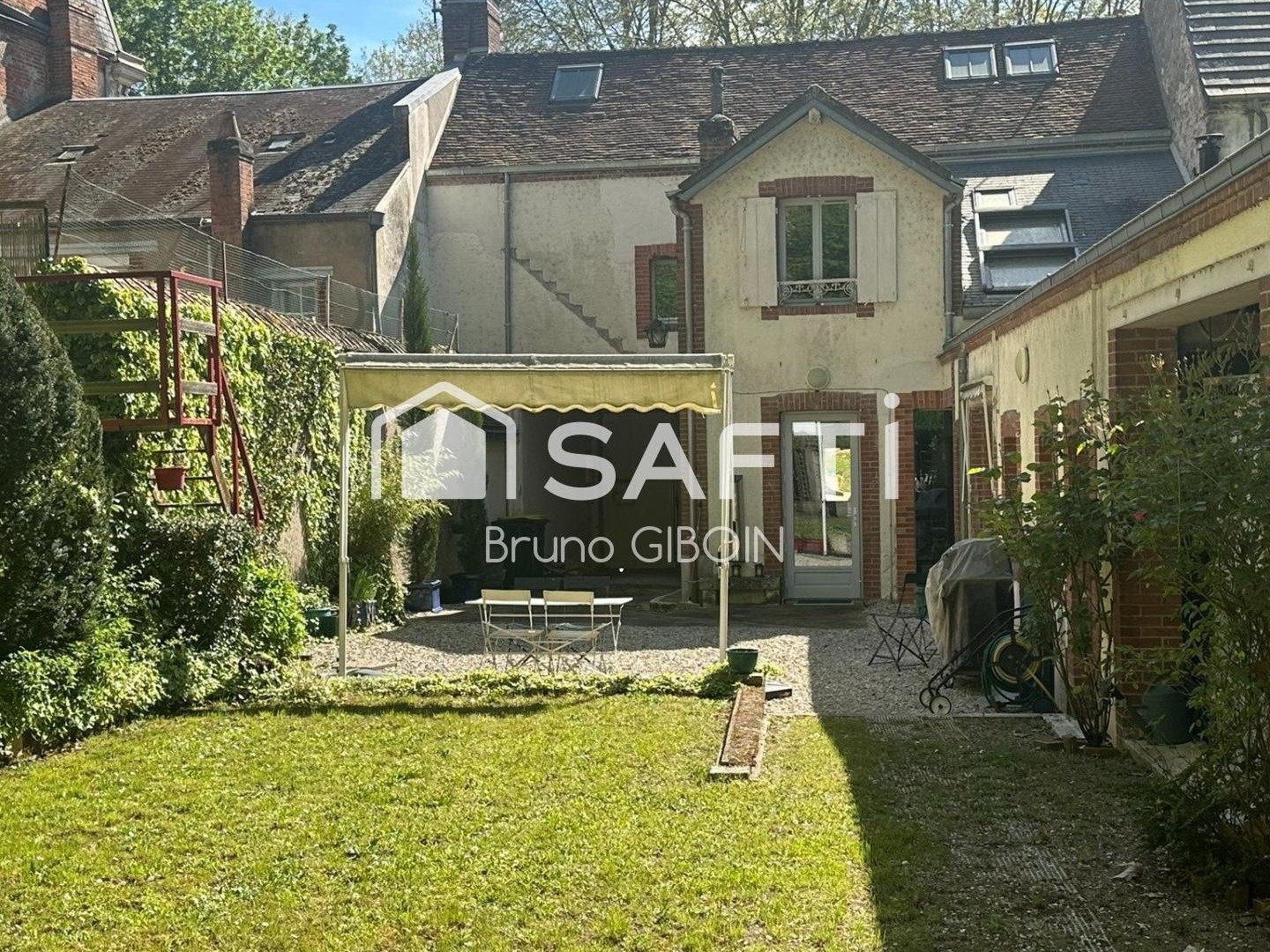 Maison de ville, 171 m², 4 chambres, jardin, dépendances, atelier et caves.