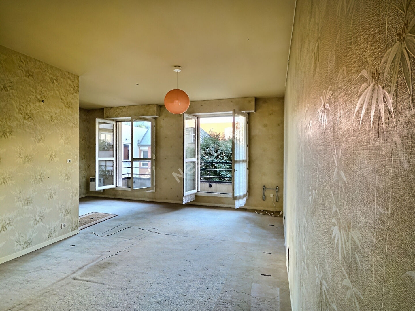 Appartement calme et lumineux deux pièces à vendre à Paris avec balcon et cave