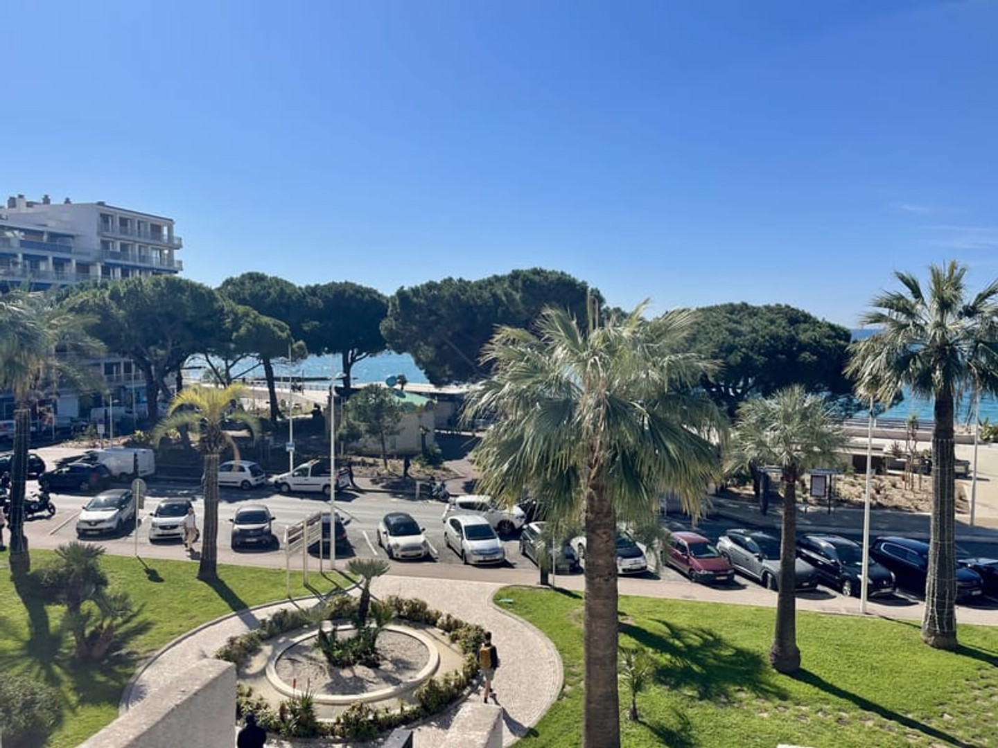JUAN LES PINS, LE CENTER BAY, BEAU 3 PIECES VUE MER