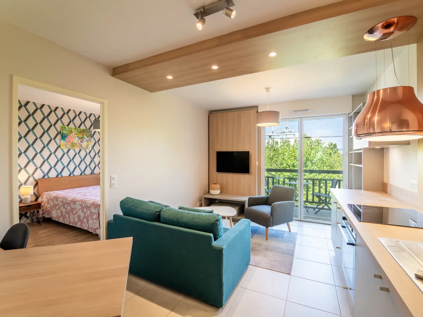 Elégant 2 pièces récent avec balcon et place de stationnement