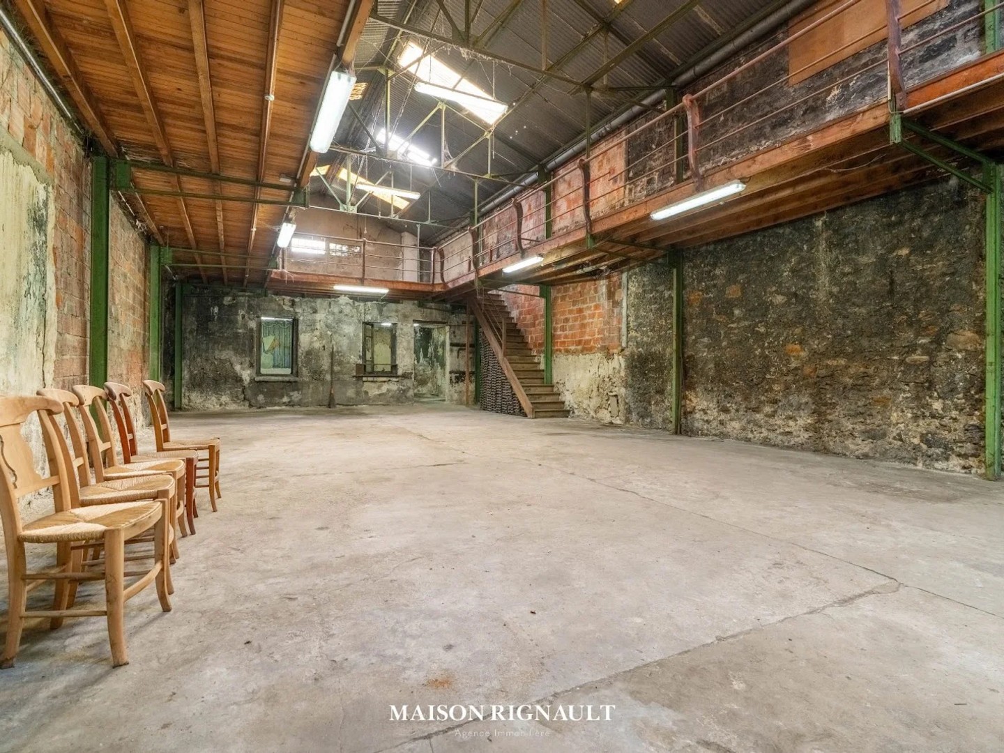 Locaux à vendre - 5 pièces - 254m2 - Saint-Ouen (93400)