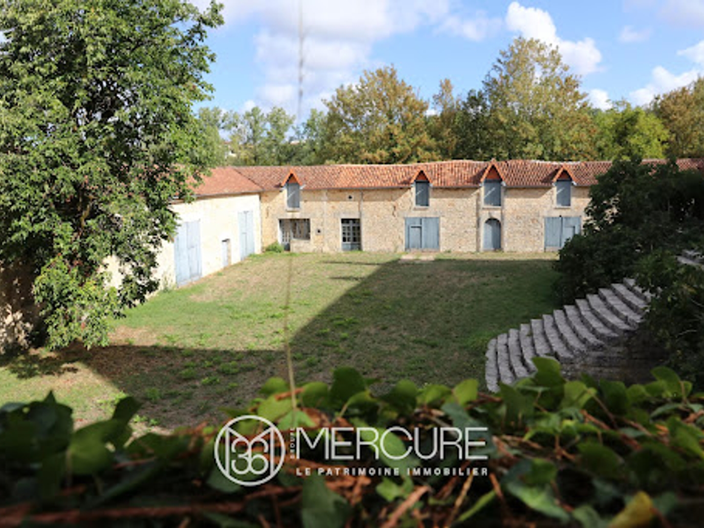Maison à vendre - 20 pièces - 600m2 - La Rochefoucauld-... (16110)