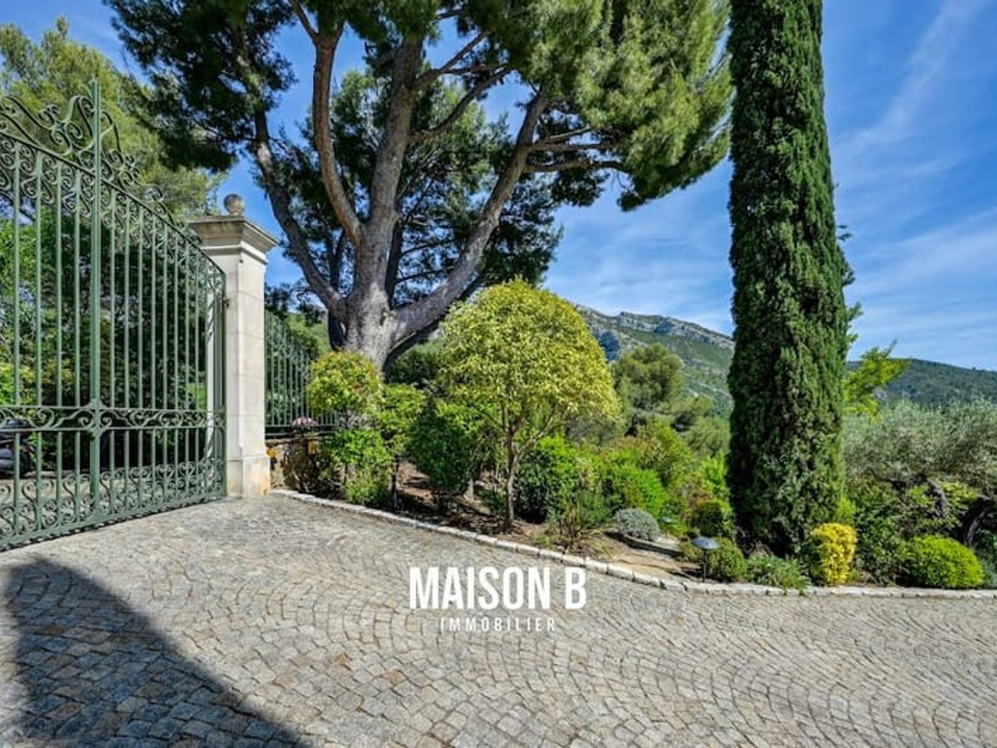 Maison à vendre - 7 pièces - 297m2 - Roquevaire (13360)