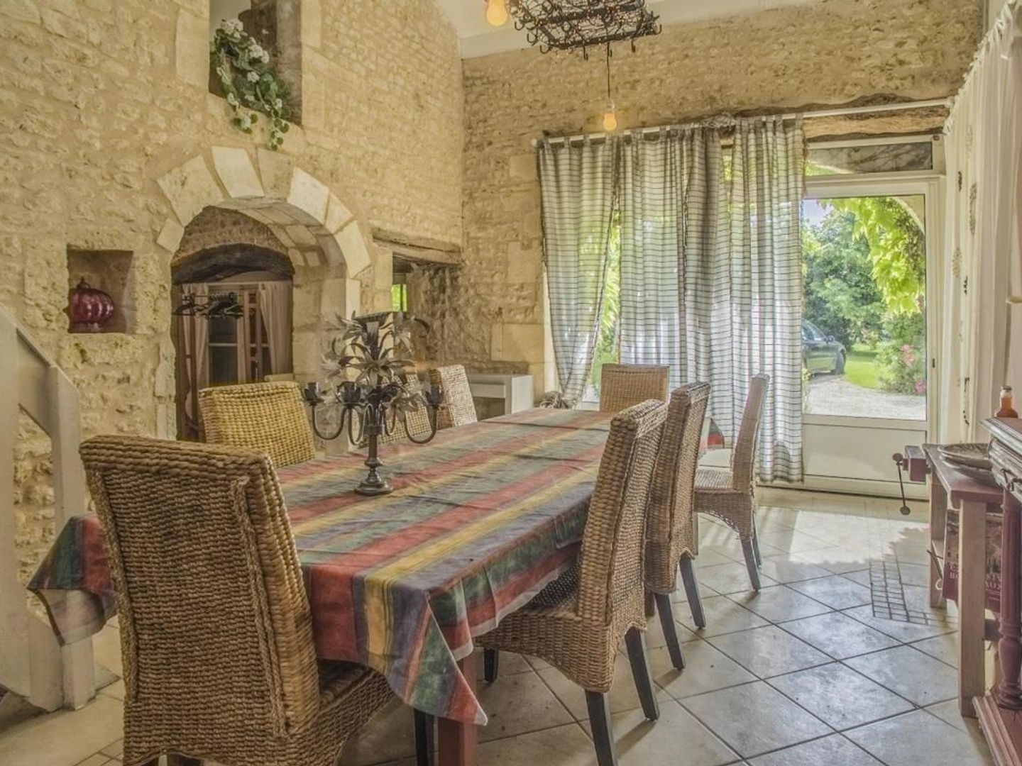 Maison à vendre - 15 pièces - 615m2 - Jazennes (17260)