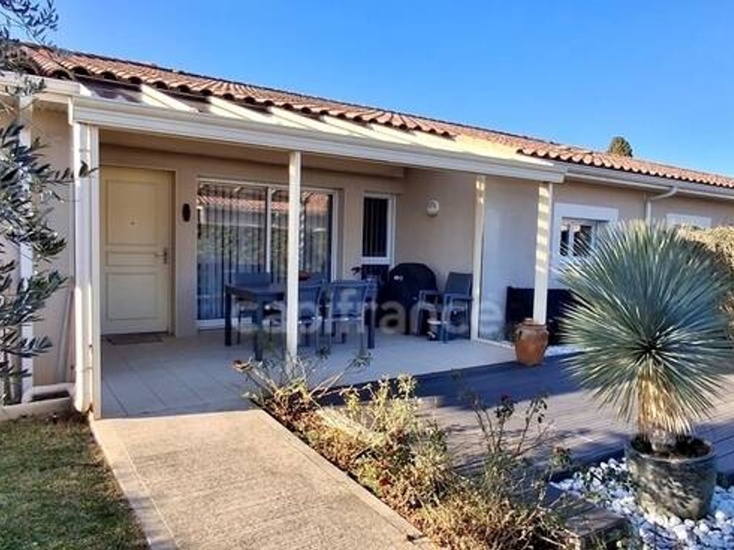 Dpt Gard (30), à vendre maison P3 de 91 m², terrasse, terrain d'environ 65m2, garage, place de parking, copropriété, piscine