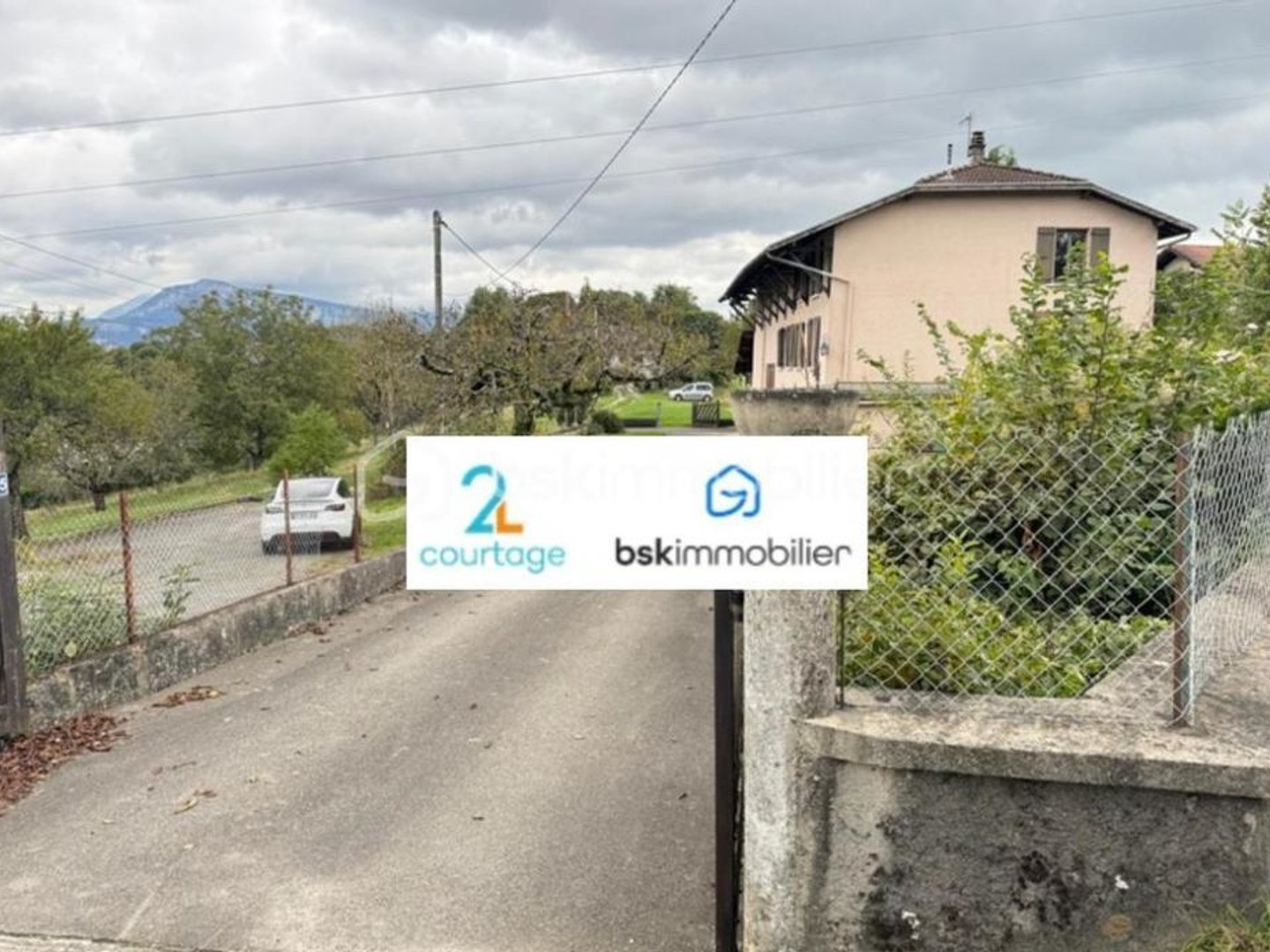 Annonce immobilière : Charmante propriété à rénover avec piscine à Voiron Emplacement privilégié à 5 min de l'autoroute Vue d