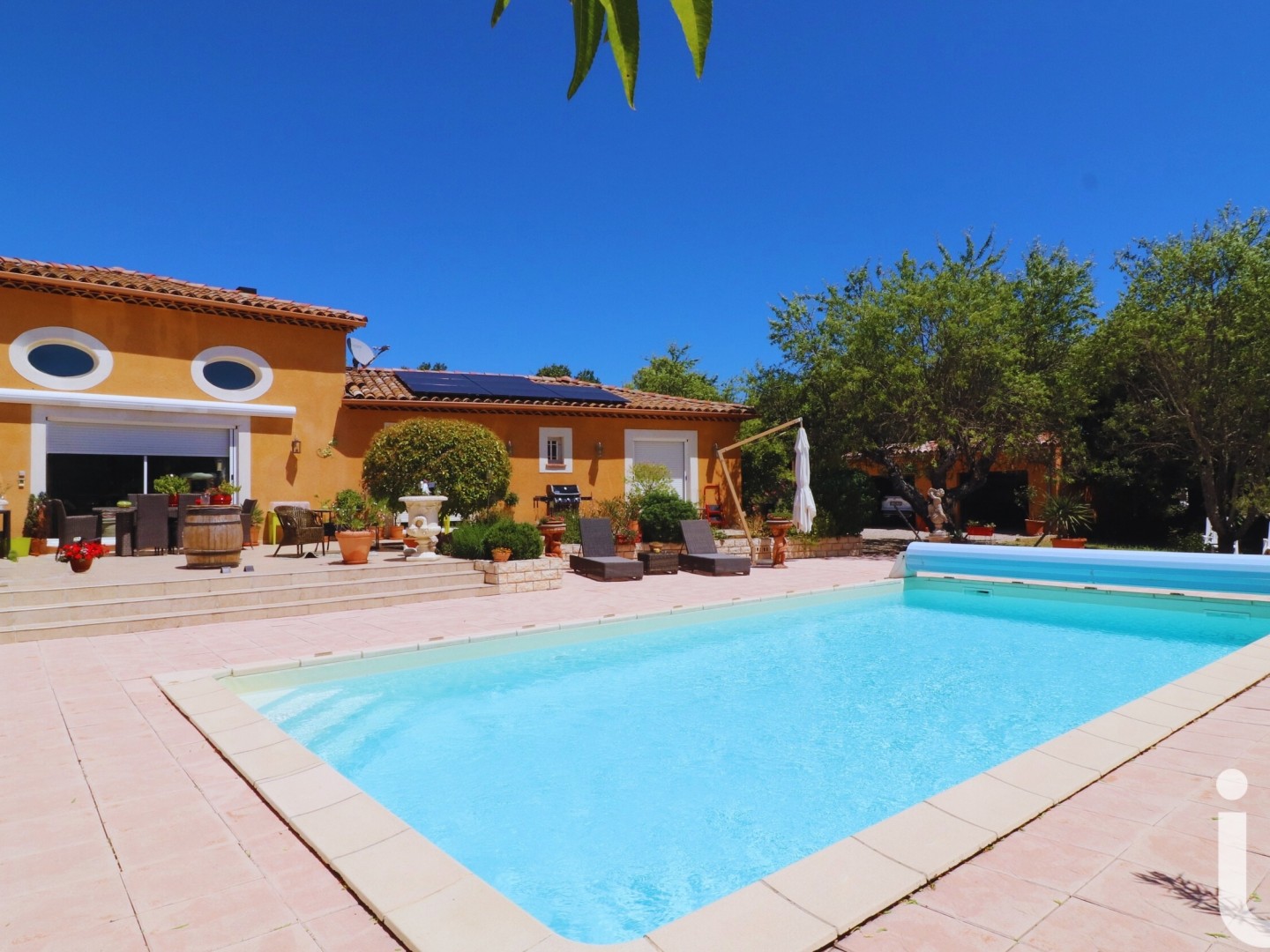 Maison à vendre - 7 pièces - 196m2 - La Verdière (83560)