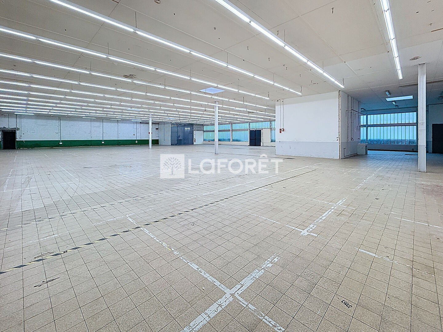 Locaux à vendre - 4850m2 - Châlons-En-Champagne (51000)