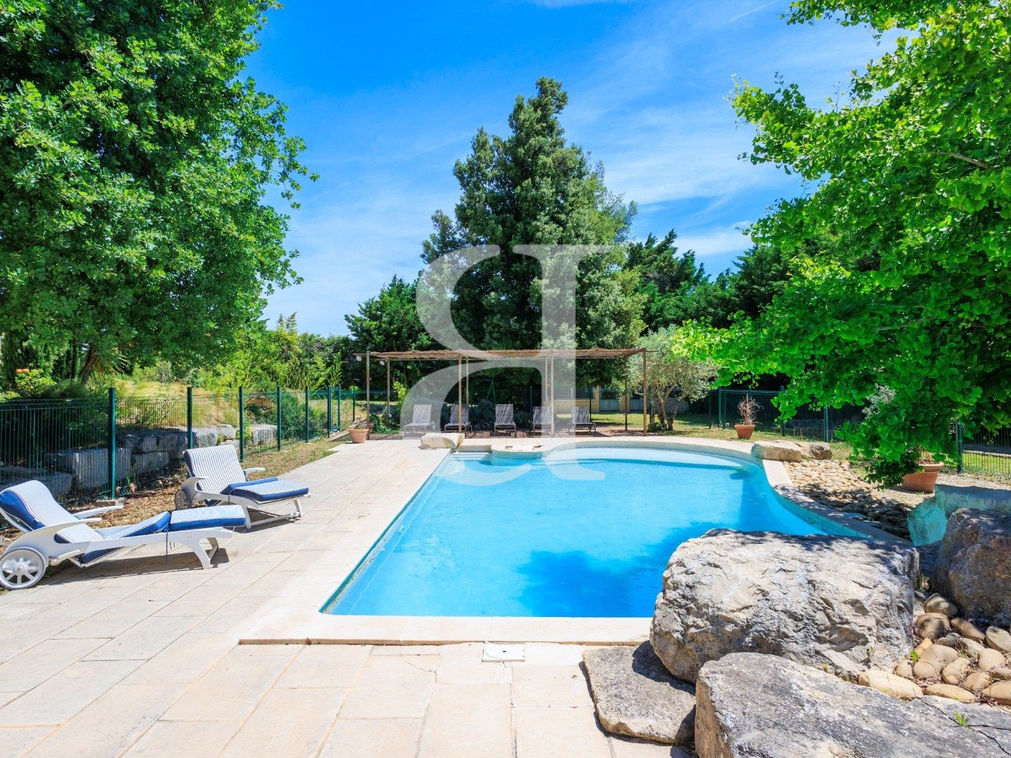 Maison à vendre - 9 pièces - 370m2 - L'isle-Sur-La-Sorgue (84800)