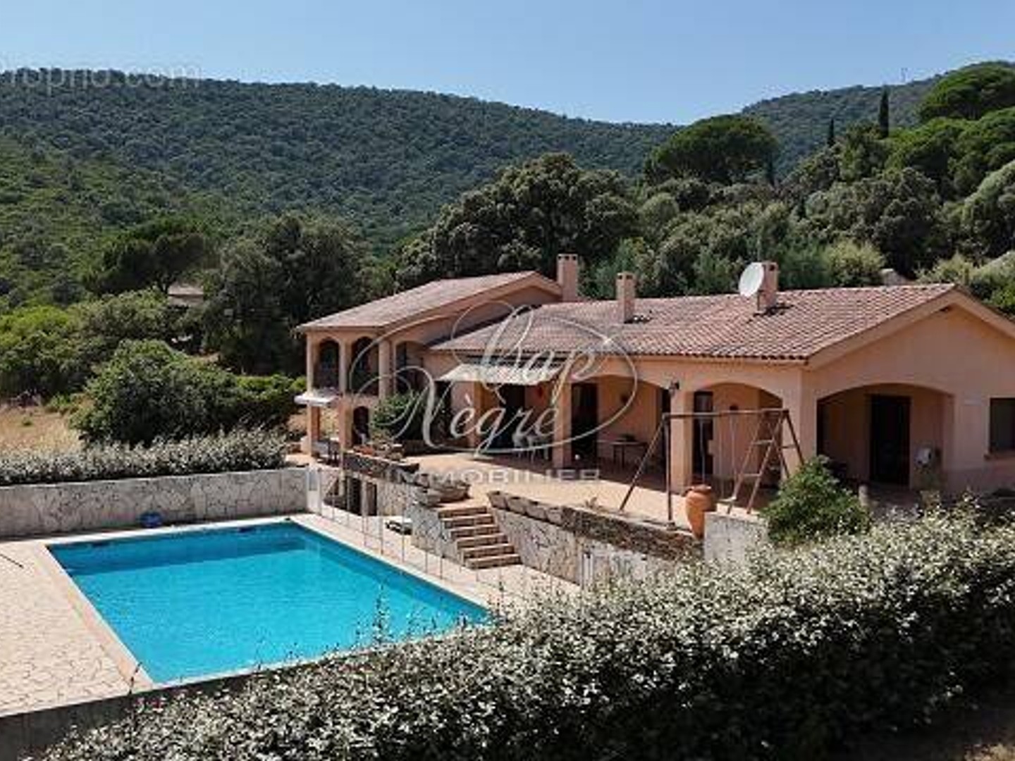 Villa avec piscine et terrain a vendre a cavaliere