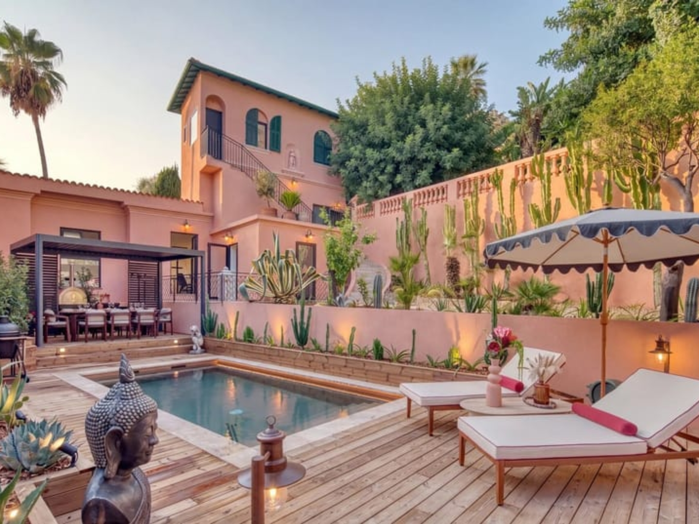 MENTON - GARAVAN, secteur paisible, à l'abri des regards, propriété du XIXème siecle, 8 pièces, entièrement rénovée avec vue panoramique sur la baie, dépendance, piscine, garage.
