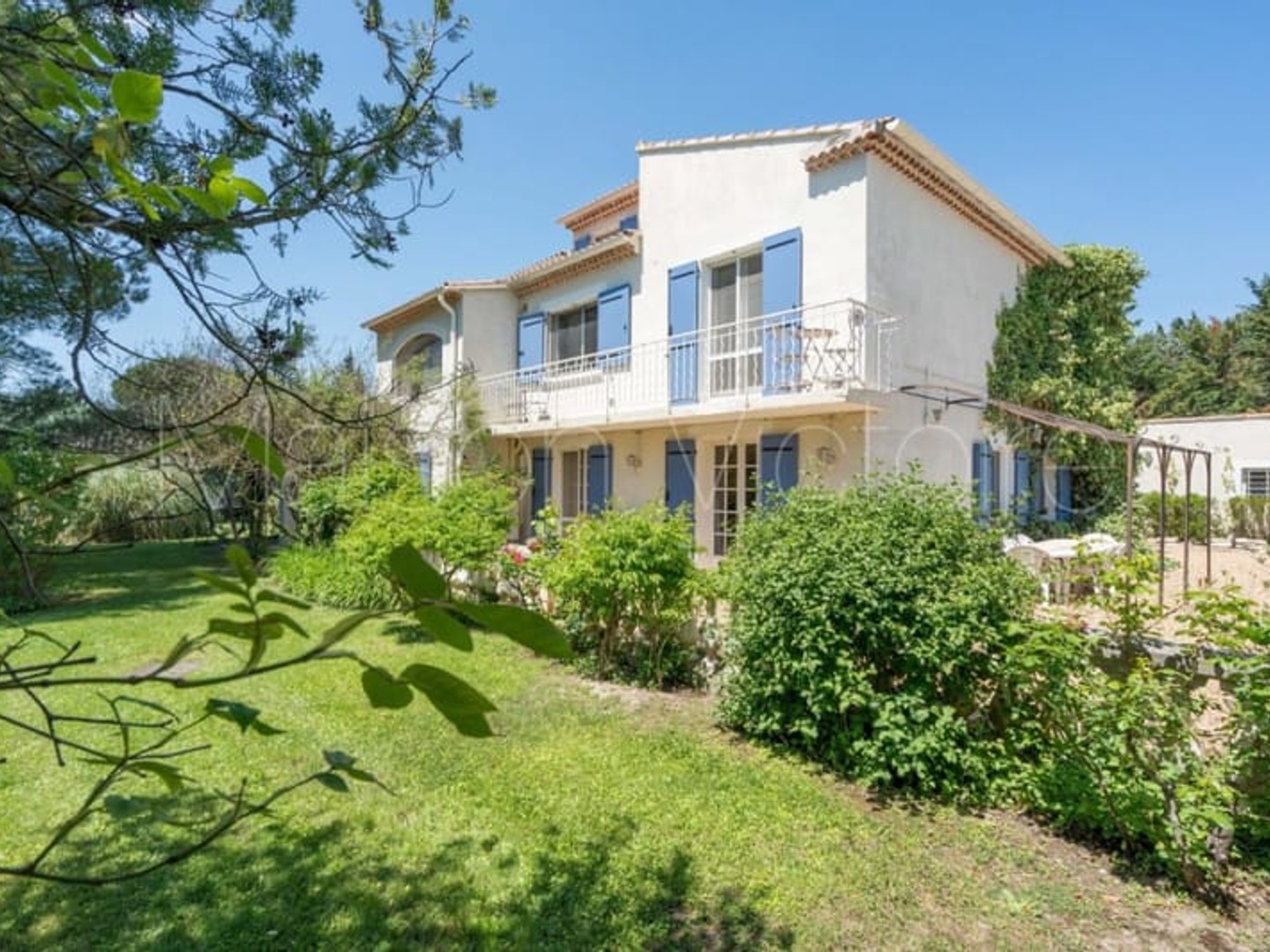 Villa spacieuse avec piscine dont terrain constructible.