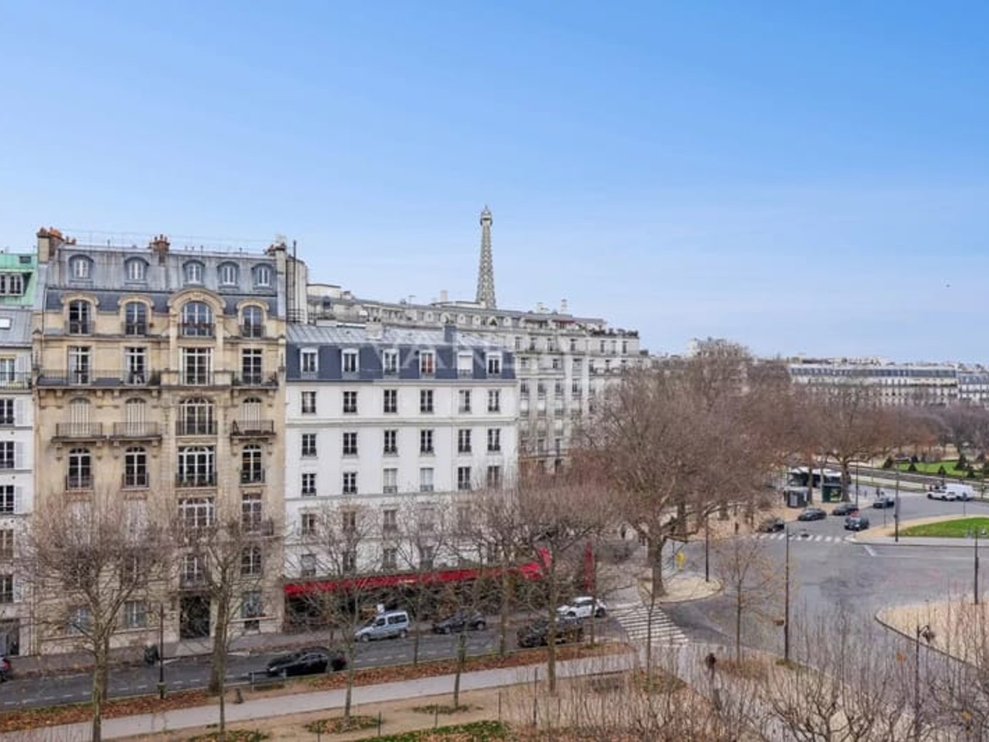 Paris VIIe - Invalides Place Vauban - Etage élevé avec vue dégagée