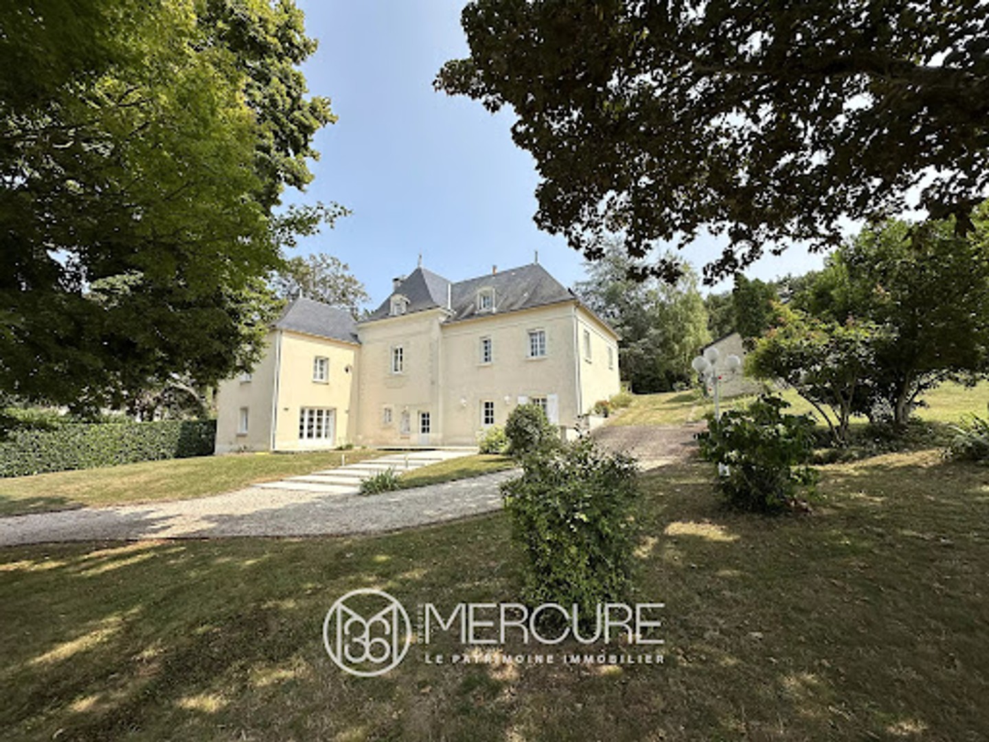 Maison à vendre - 10 pièces - 343m2 - Châtellerault (86100)