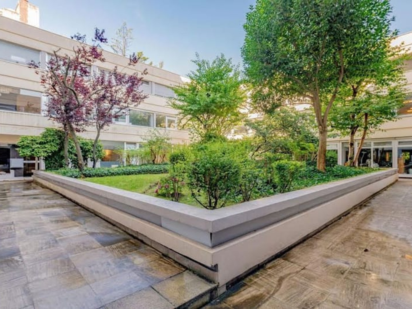 Local 29 pièces 1399 m²