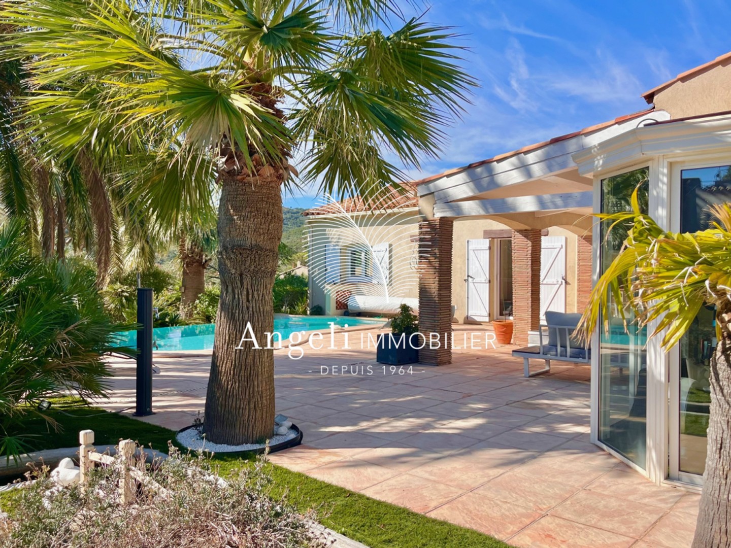 LES ISSAMBRES : VILLA à VENDRE - PROCHE DE LA MER
