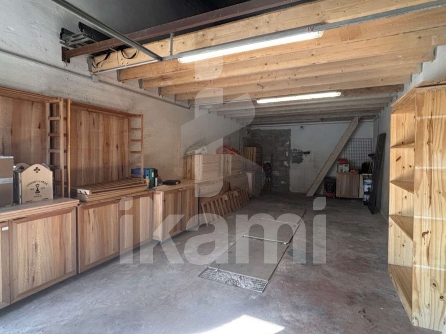 Av ens immo mixte de 730m² za Mours-Saint-Eusèbe