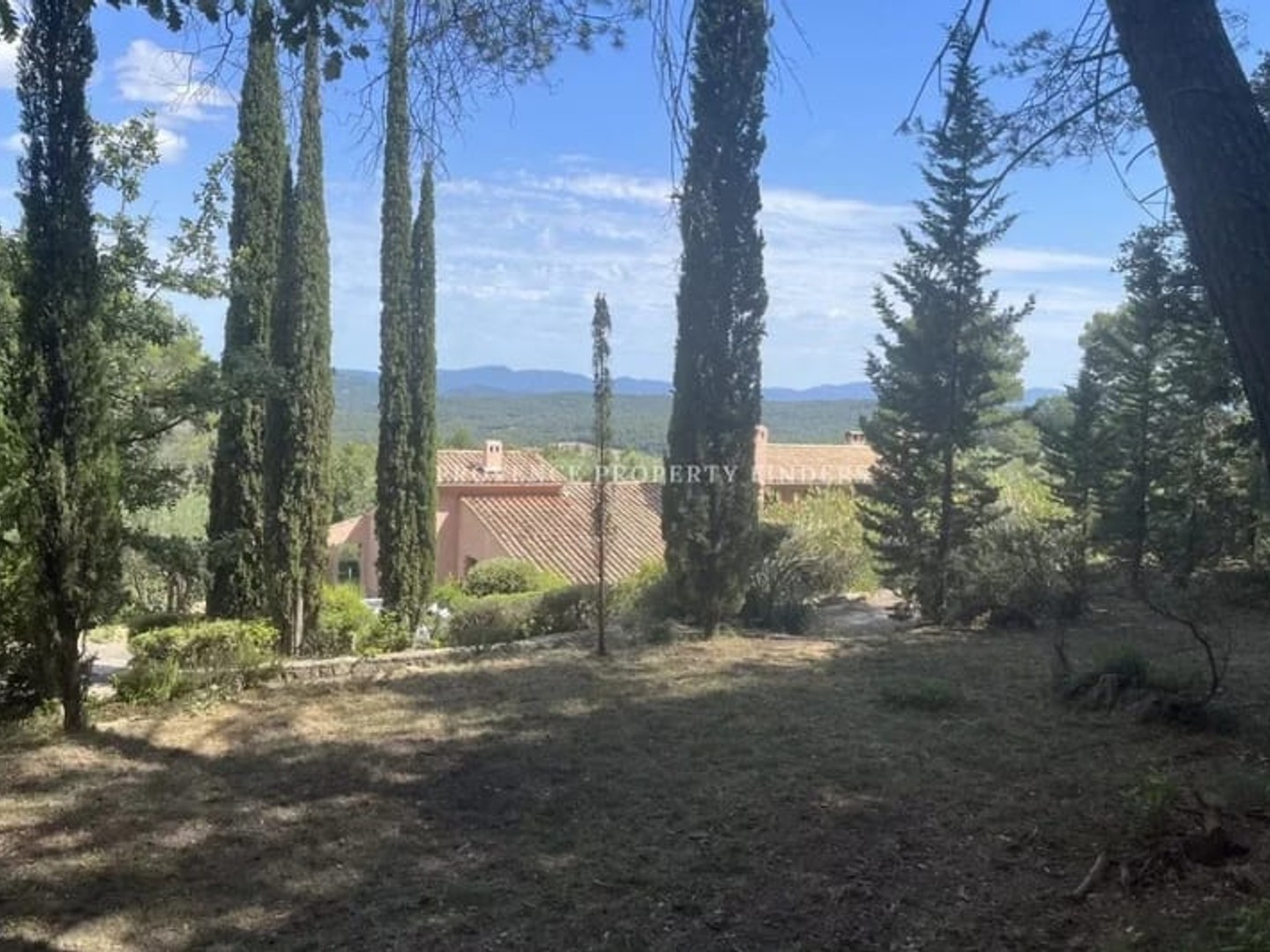 Emplacement privilégié à Lorgues, Superbe potentiel avec vue et intimité totale;