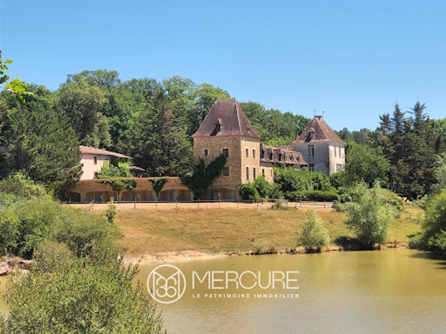 Château 60 pièces 3600 m²