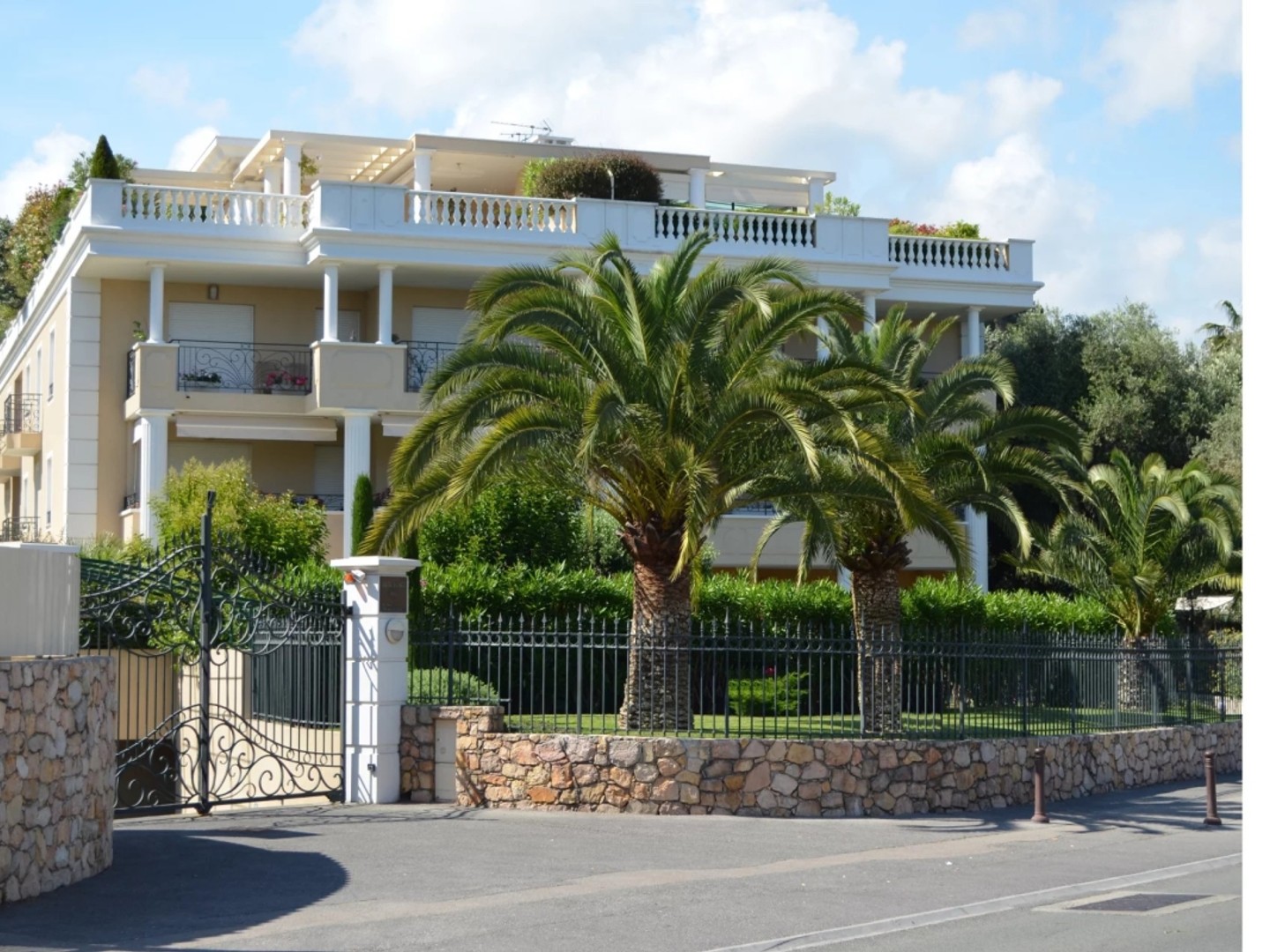 Appartement à vendre - 4 pièces - 118m2 - Saint-Laurent-Du-Var (06700)