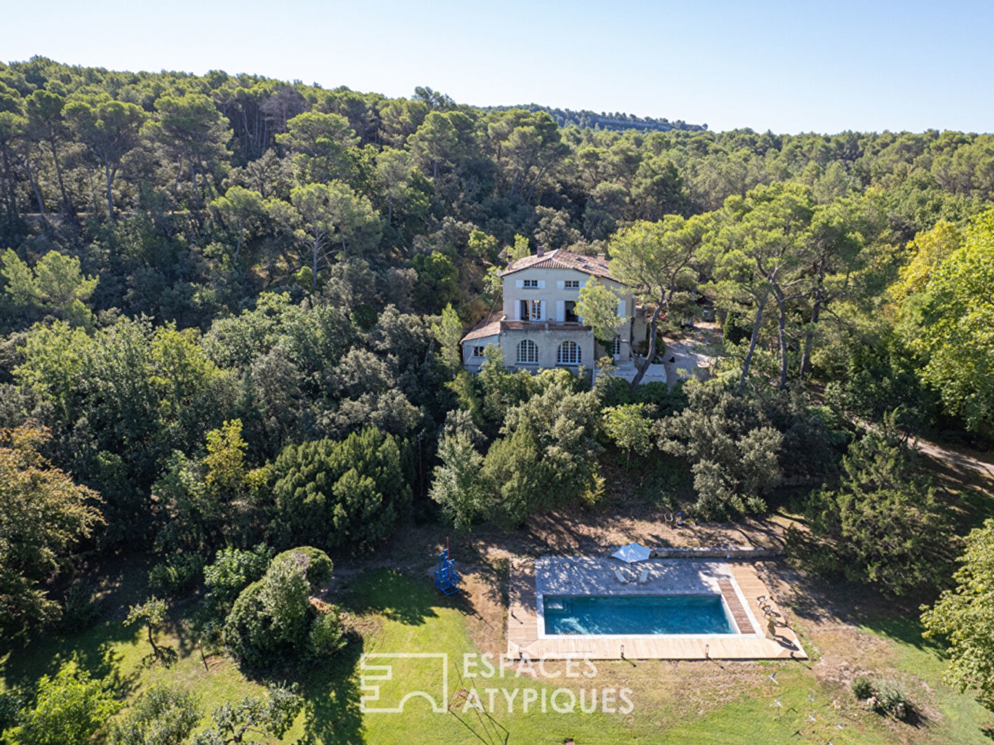 Villa d'élégance intemporelle en surplomb de la Sorgue