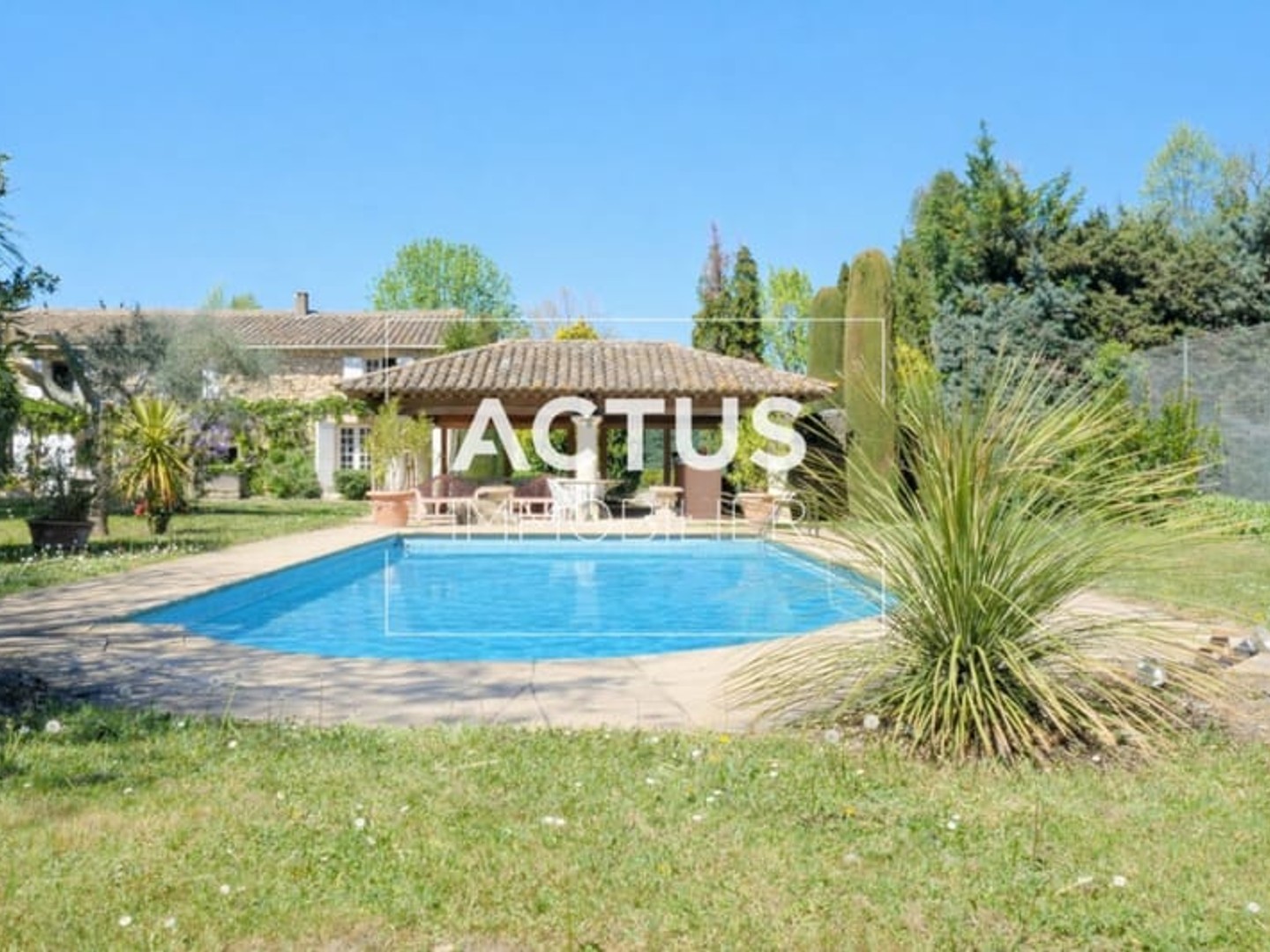 Maison à vendre - 13 pièces - 434m2 - Sénas (13560)